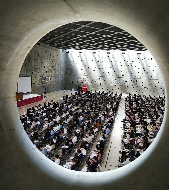 ３Fランニングコースから２Fアリーナを望む