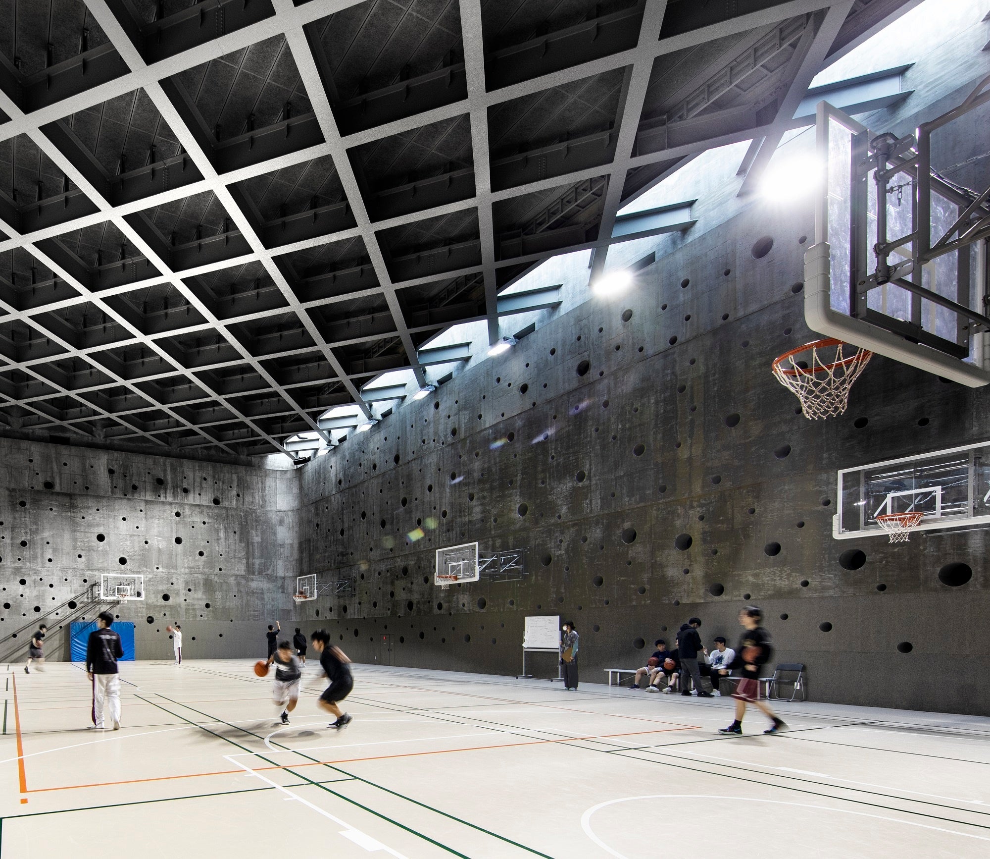 2Fメインアリーナ：コート頭上には照明を設けず、サイドから間接的に照らしている。