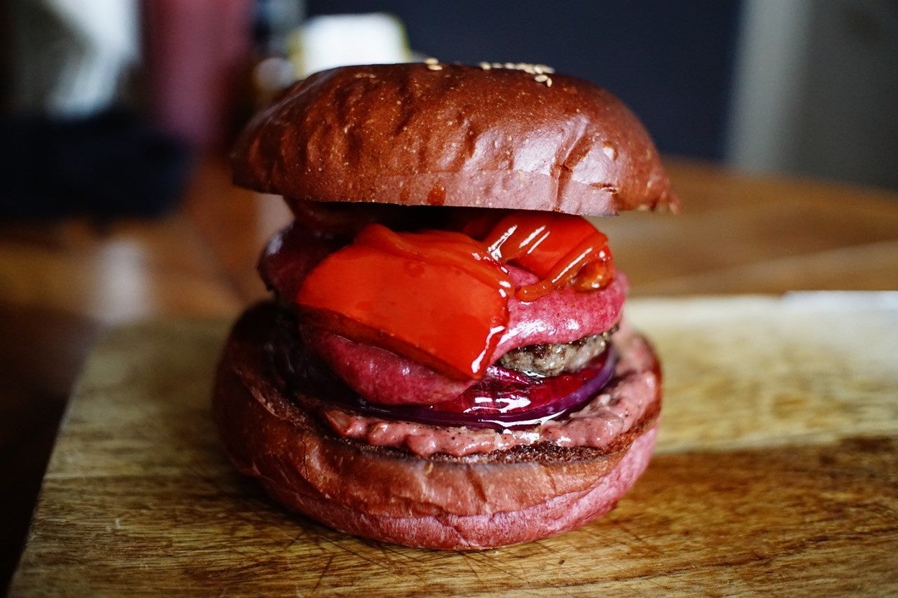 行列必須 あの 真っ赤なハンバーガー 再び ビーフパティ バンズ チーズ すべてケチャップ使用 美味しくてインパクトも大 ハインツ日本株式会社の プレスリリース 行列必須 あの 真っ赤なハンバーガー 再び ビーフパティ バンズ チーズ すべてケチャップ使用 美味しくてインパクトも大 ハインツ日本株式会社の プレスリリース