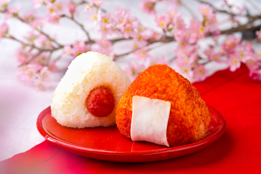 オリジナルのトマトケチャップパウダーを使用した限定販売する紅白のおにぎり