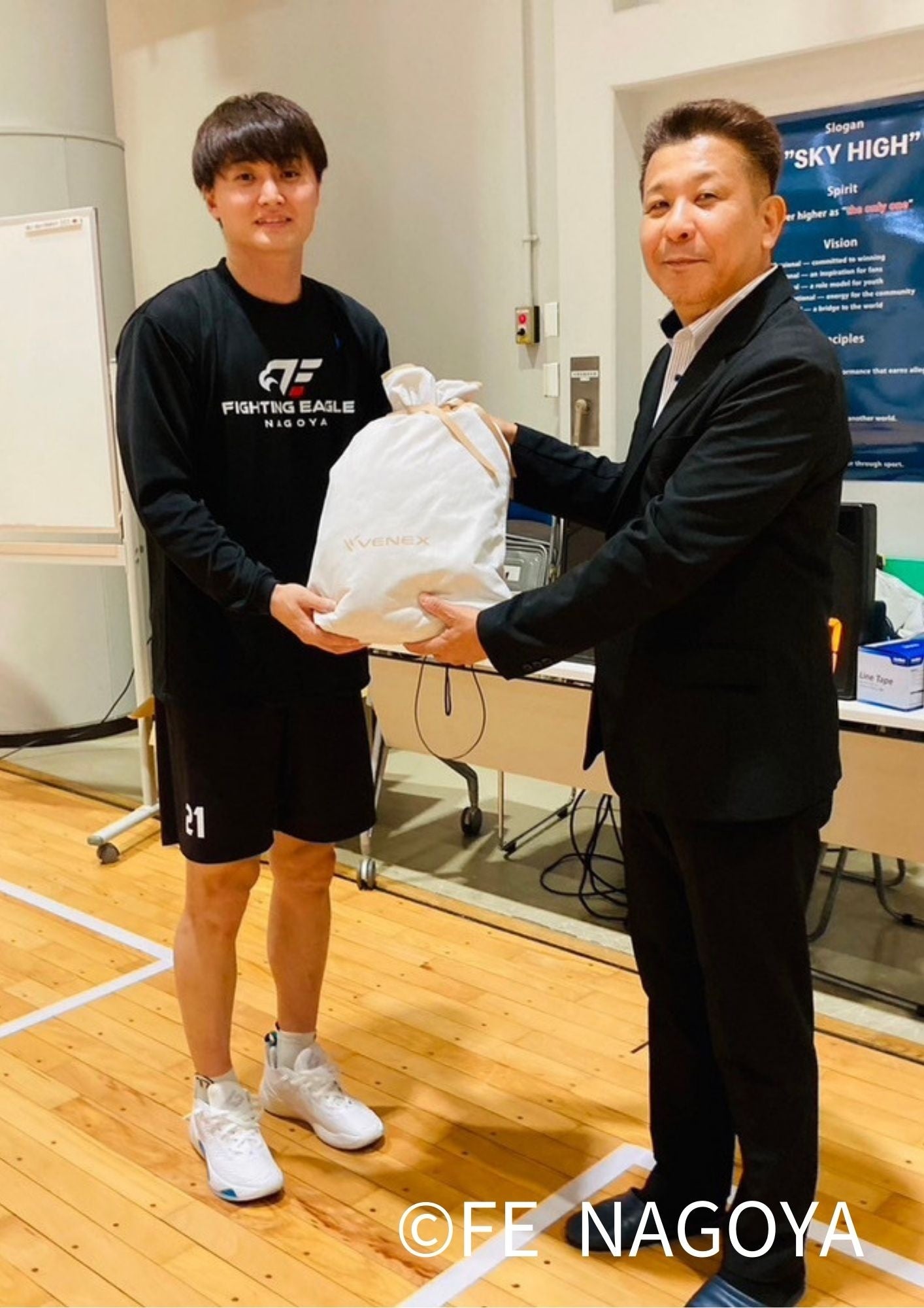 左：ファイティングイーグルス名古屋 笹山 貴哉選手、右：株式会社ベネクス執行取締役CBO 星 繁信