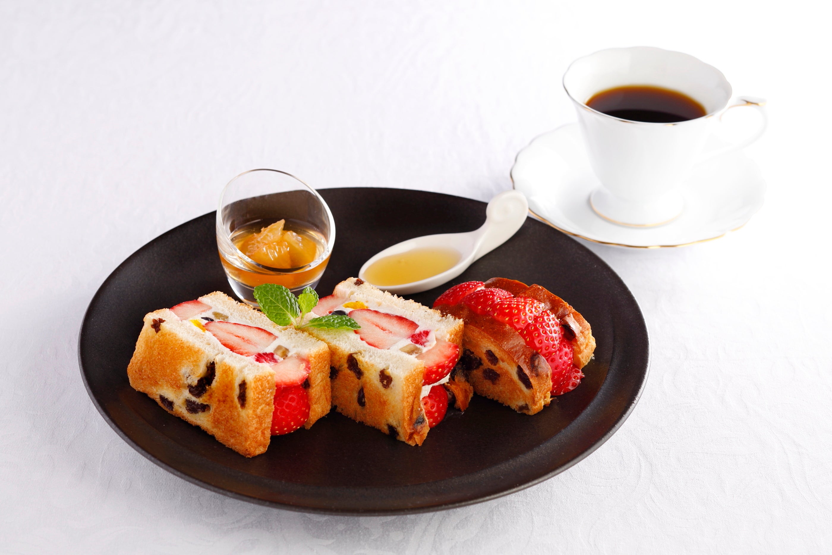 『香川県 木田郡三木町産“さぬきひめ”のフルーツサンドウィッチ』 1,700円（税込）