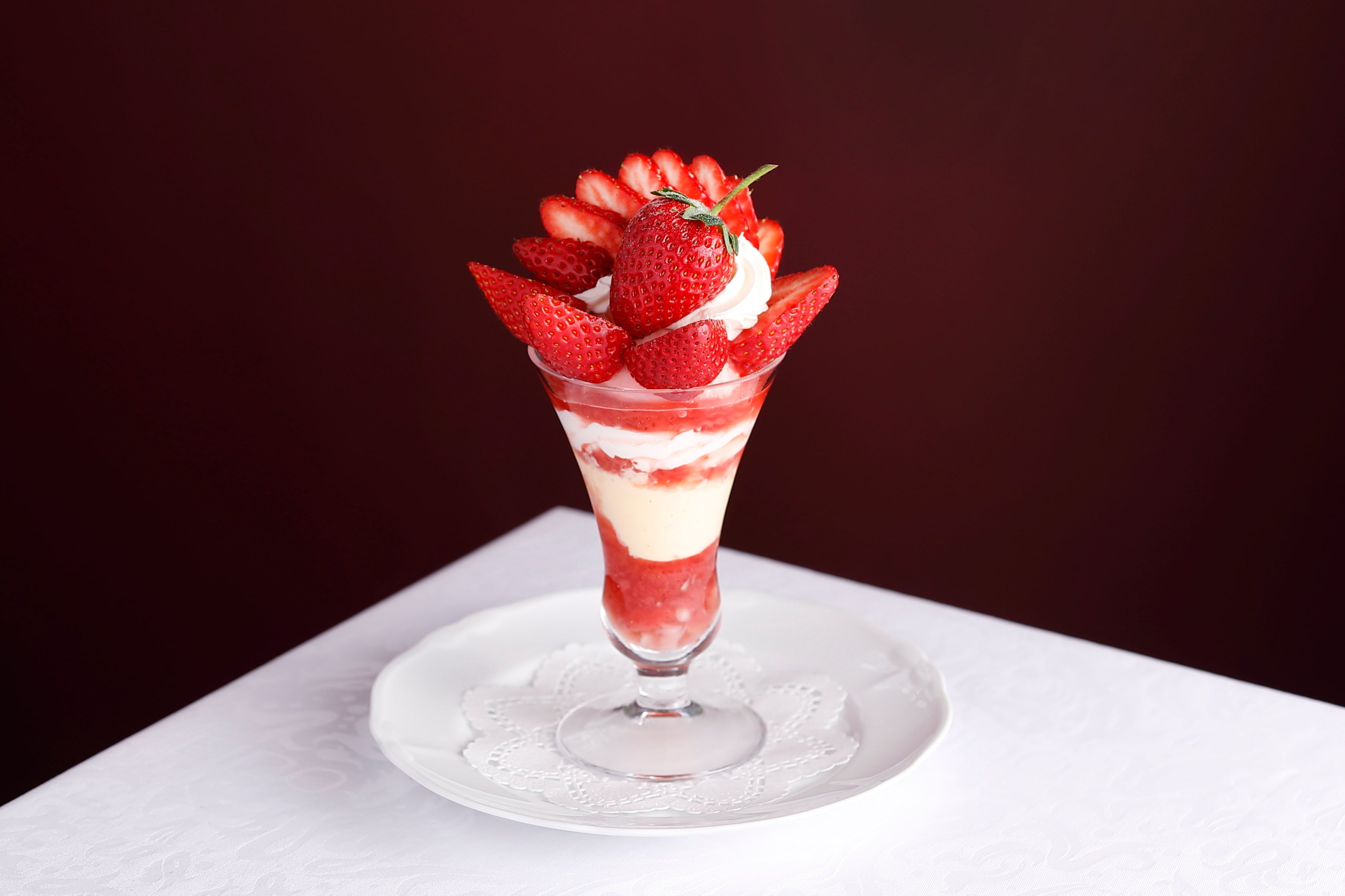 「和歌山県産“まりひめ”のスペシャルストロベリーパフェ」2,600円（税込）