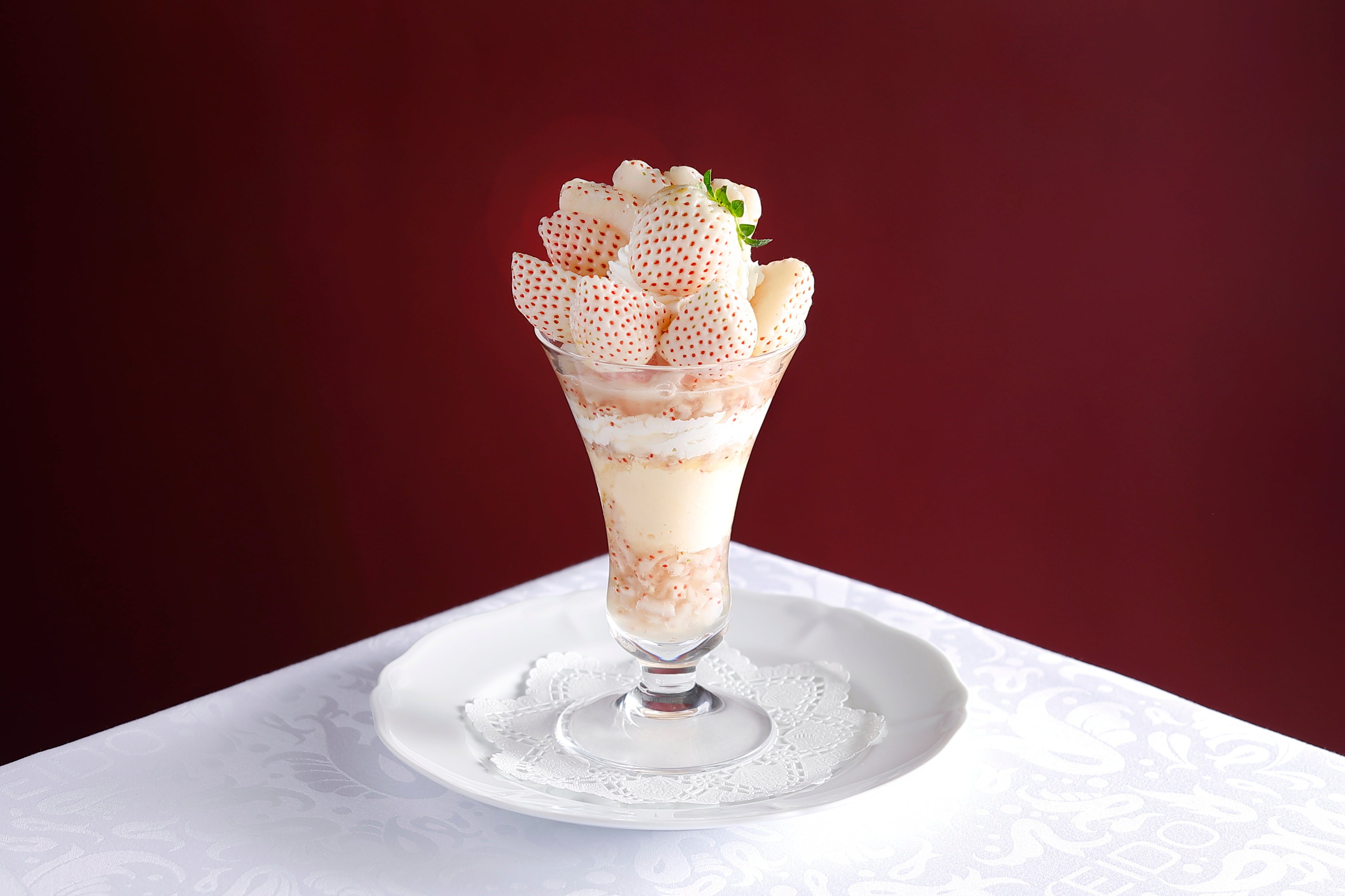 「佐賀県産“天使のいちご”のスペシャルストロベリーパフェ」2,600円（税込）