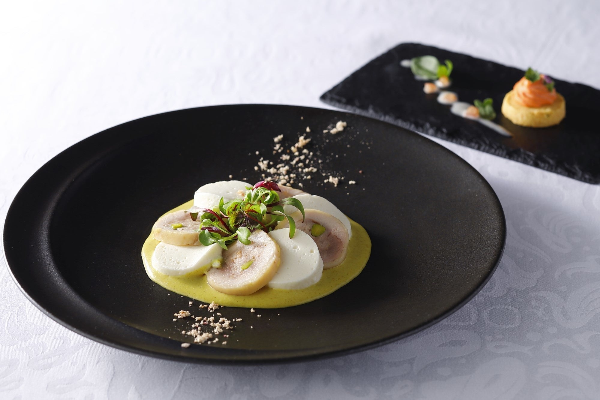 博多地鶏のバロティーヌとカリフラワーのムースとアミューズ