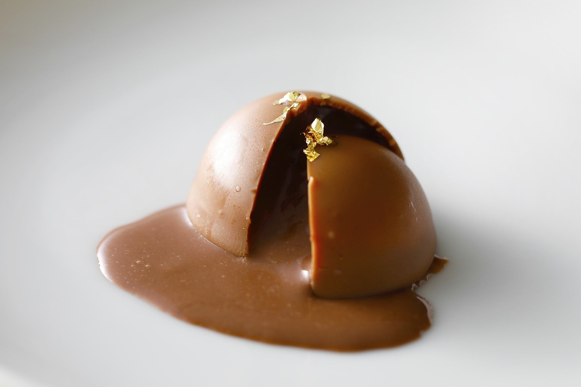 ブール オ ショコラ＜チョコレート＞中にはミルキーな味わいのチョコレートソース