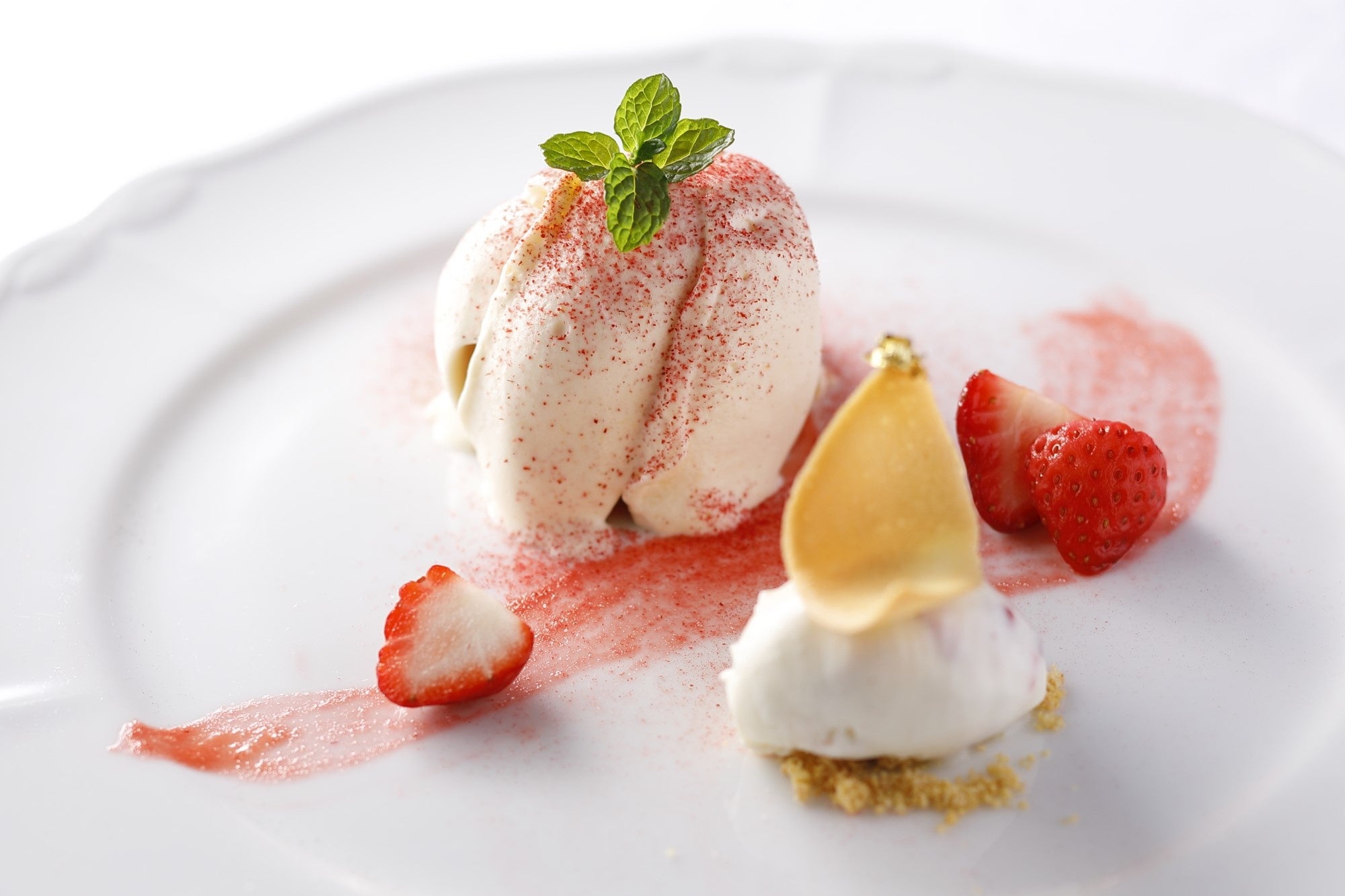 苺のティラミスとミルクアイスクリーム　苺とブランデーのマリアージュ