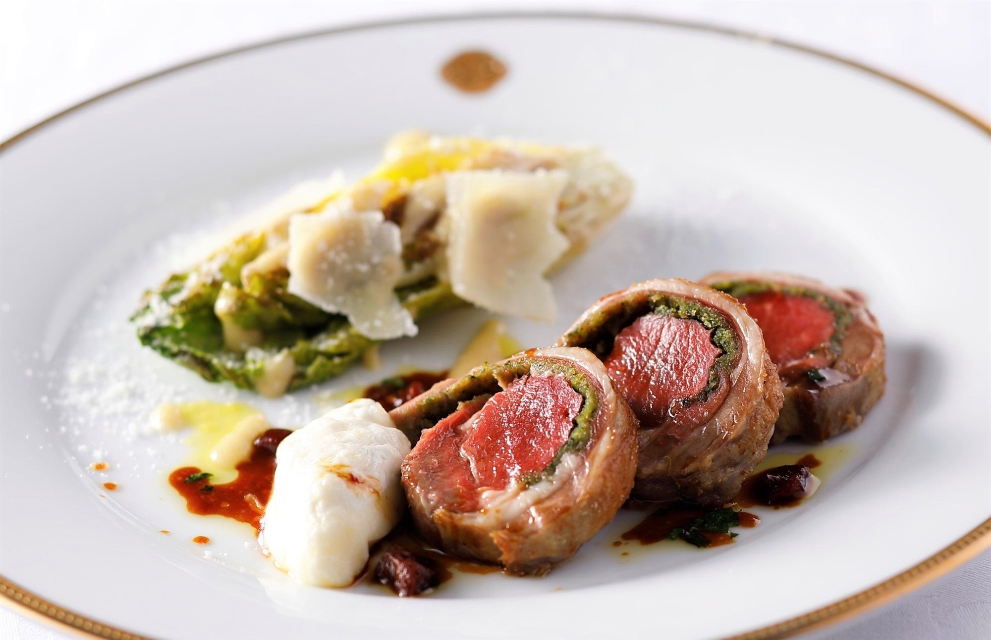 バジル風味のラルドで包んだ仔羊ロース肉のロースト