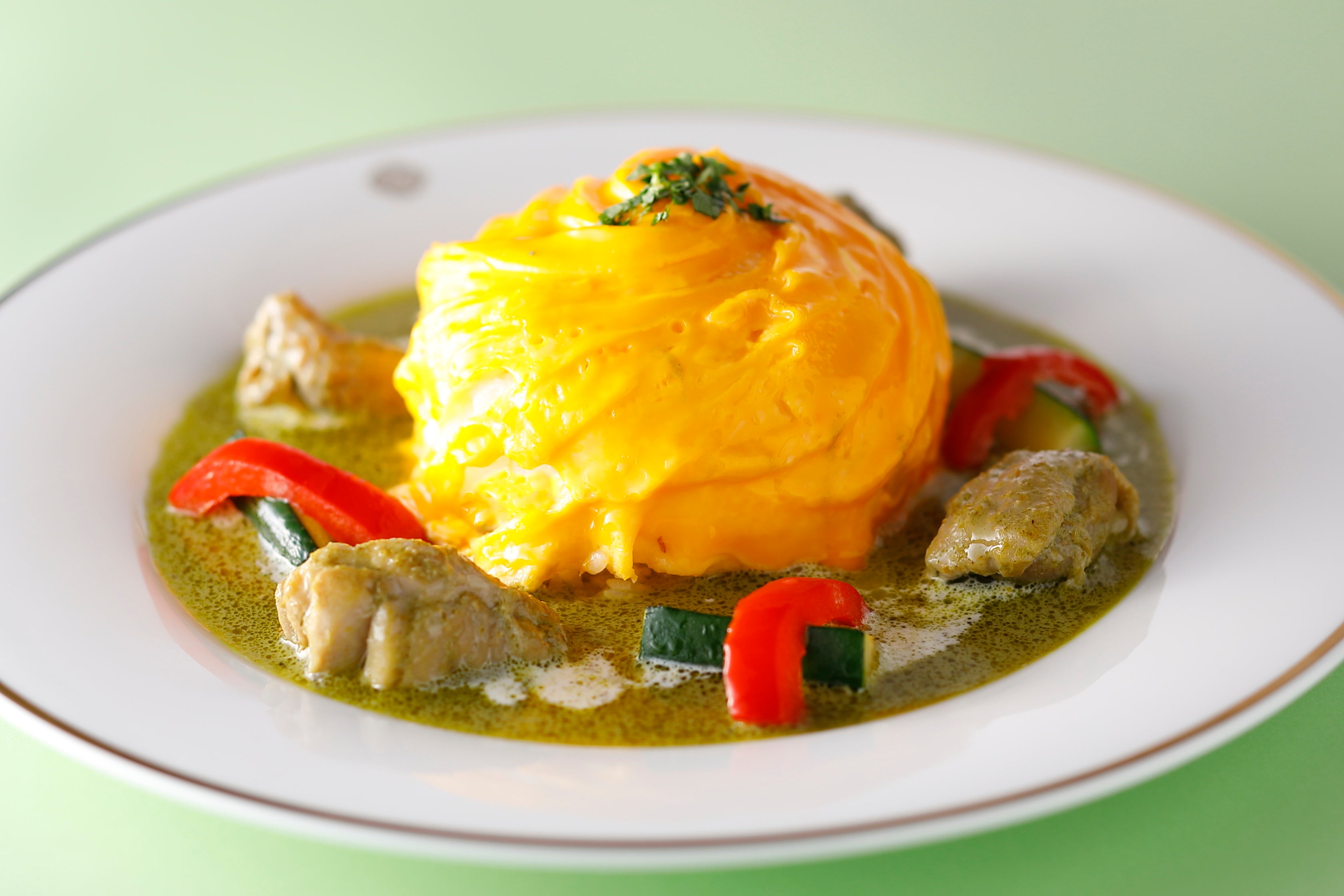 『ドレス・ド・オムライス グリーンカレーソース』　