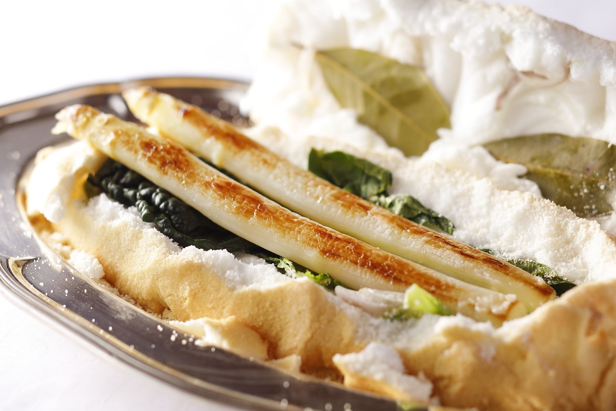 フランス ロワール産 “ホワイトアスパラガス”の塩釜焼き