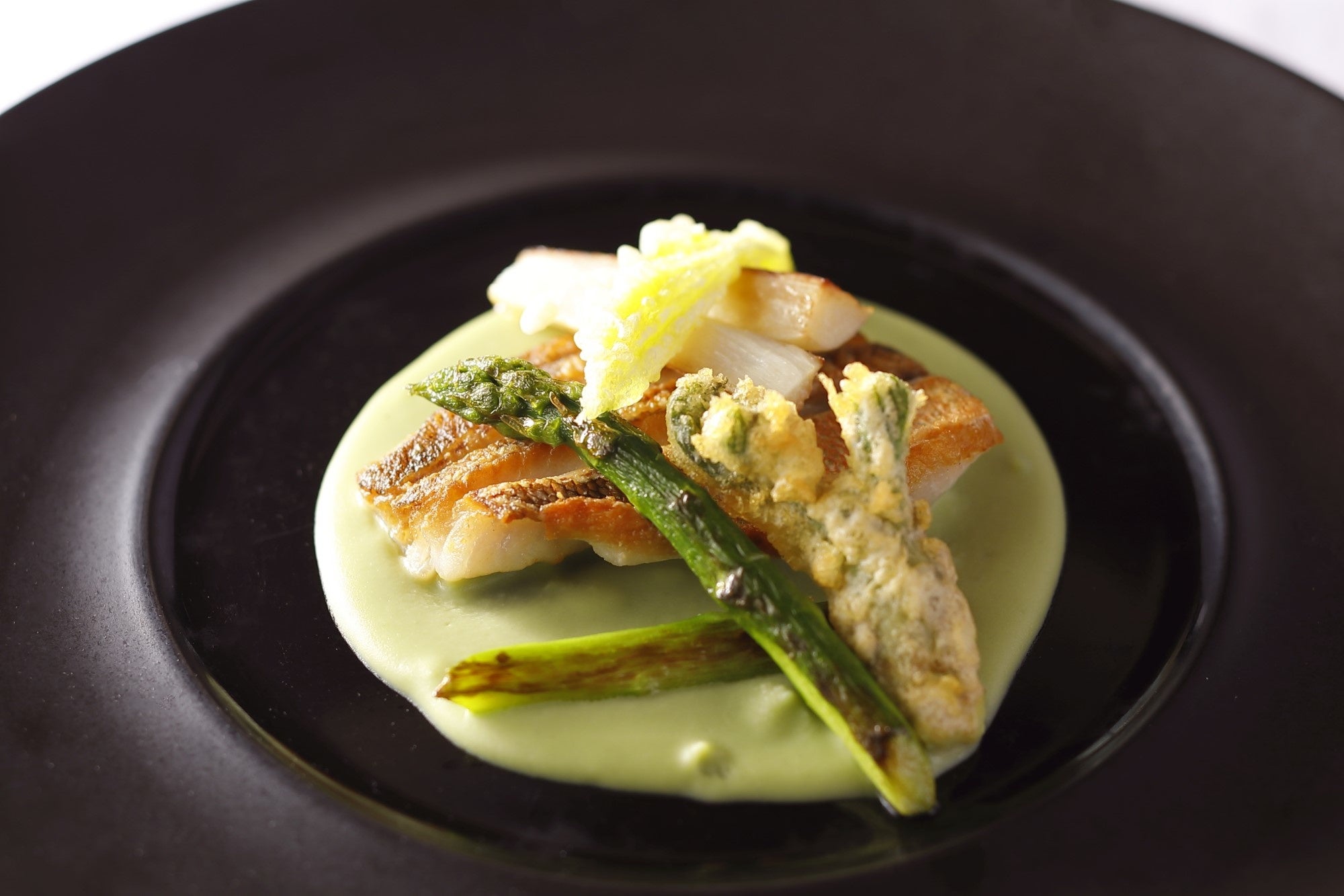 春告魚“メバル”のポワレ　ジンジャーソース　春の息吹感じる山菜を添えて