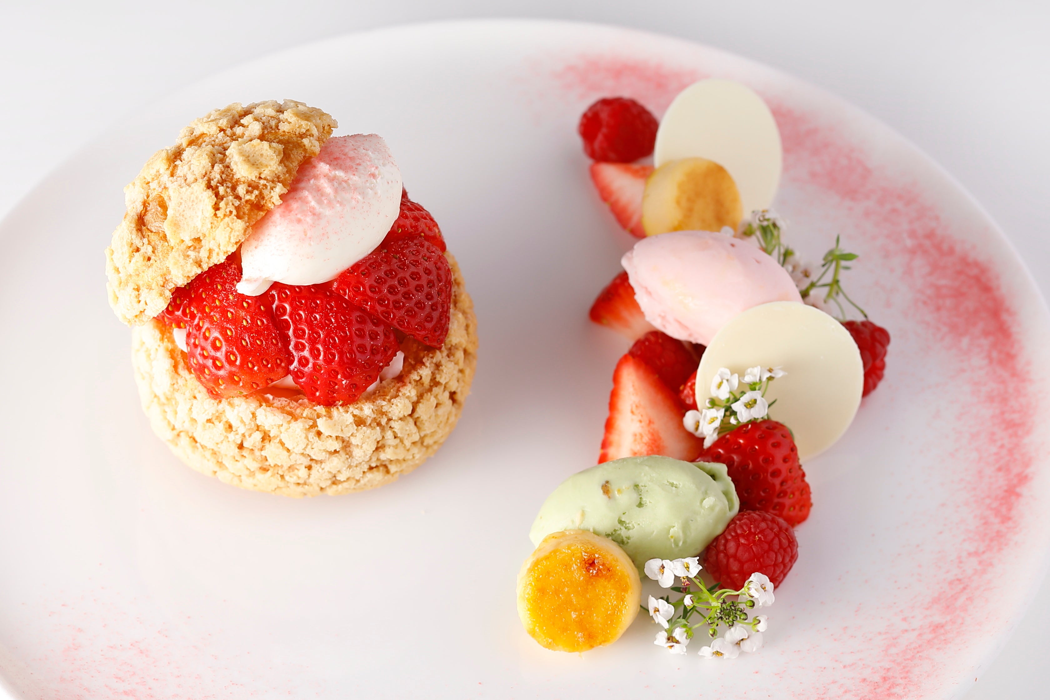 『桜とあまおう苺のシューアラモード』　1,650円