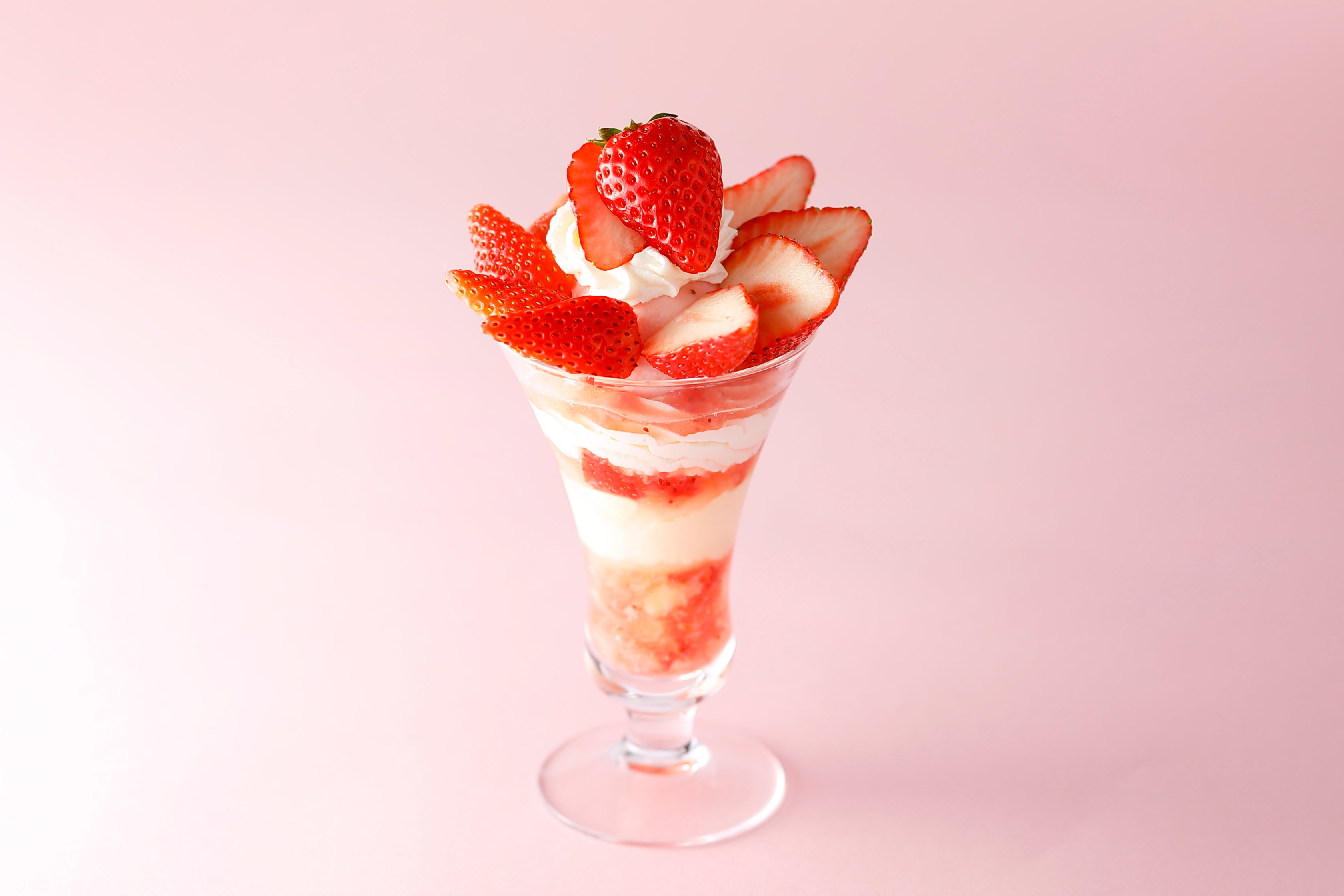 『茨城県産苺“いばらキッス”のパフェ』  1,925円