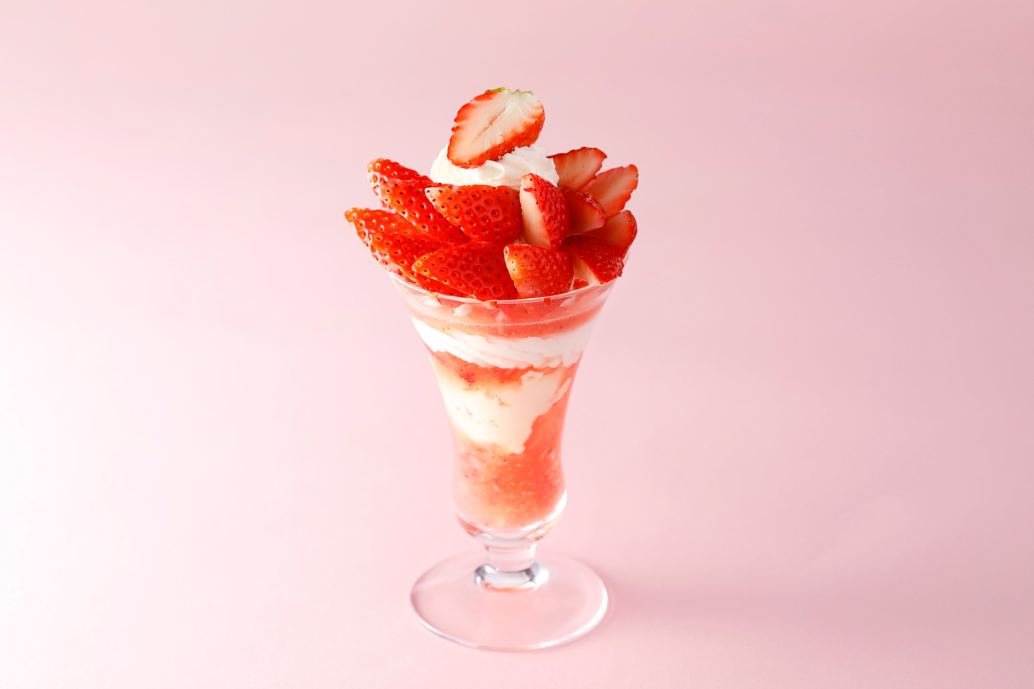 『愛媛県産苺“紅い雫”のパフェ』  1,925円