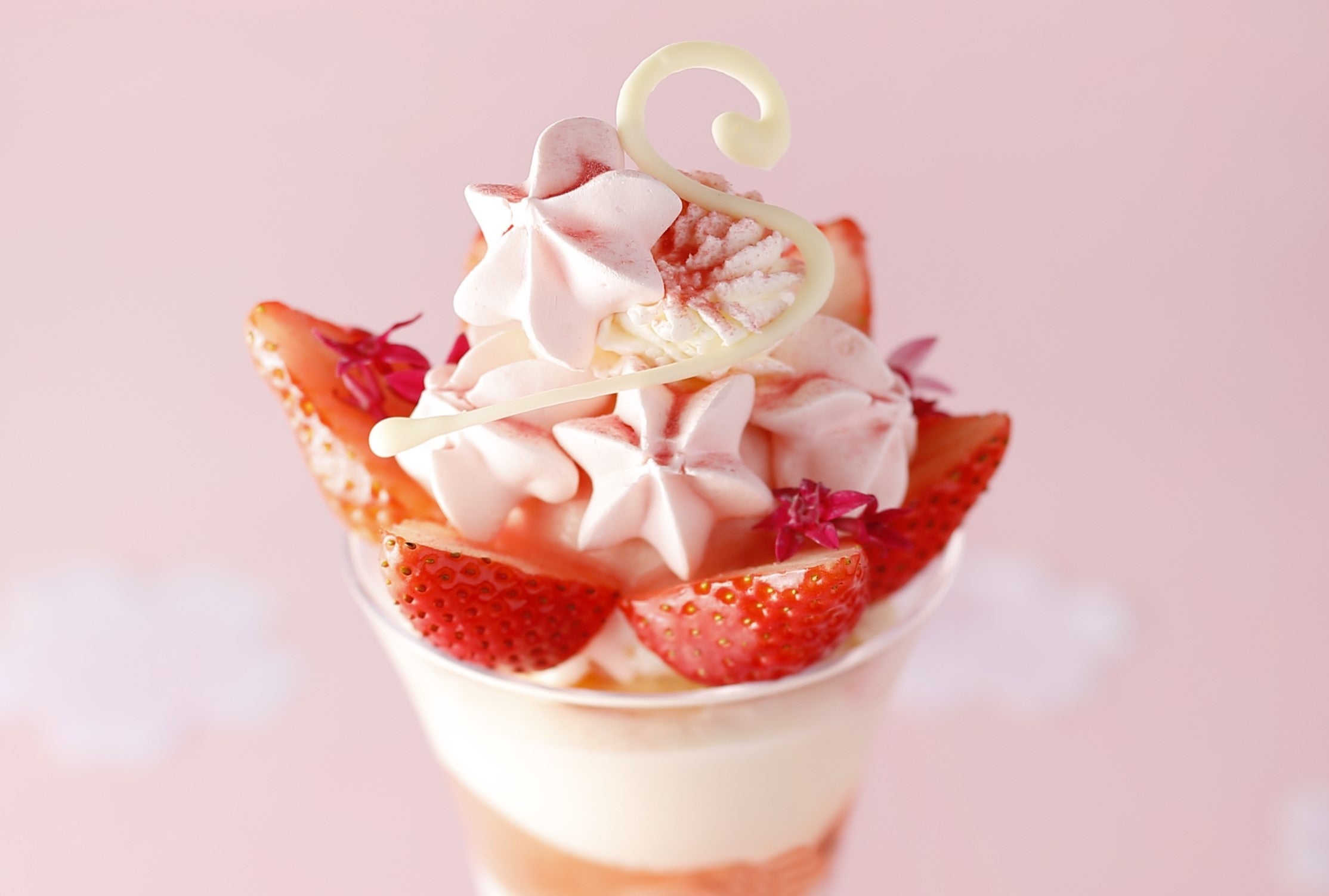 クラウンスタイルが美しいさくらのパフェで苺と春柑橘を満喫してください♪