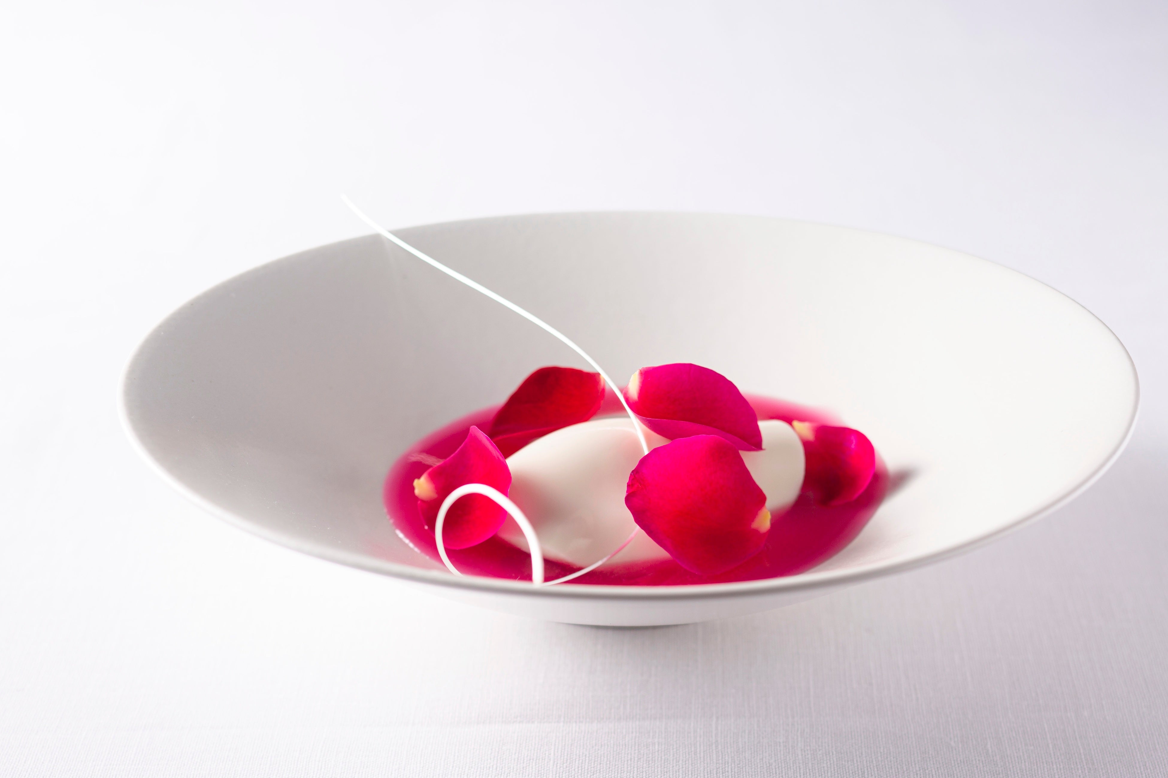 「アーモンド エシカルローズに包まれて」 