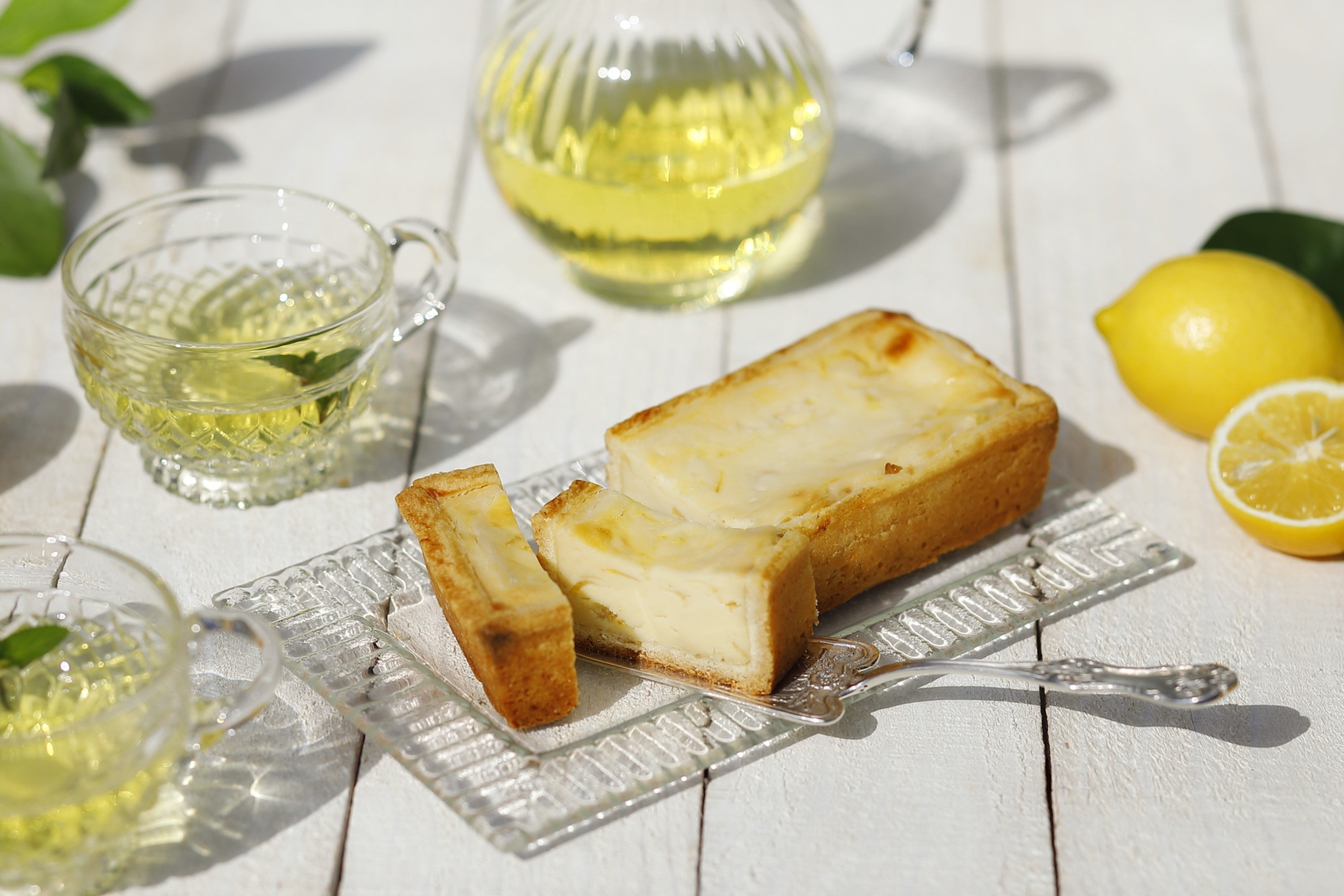 デンマーク産の濃厚なクリームチーズに国産レモンピールをふんだんに練り込み、１本１本手作りで焼き上げました。