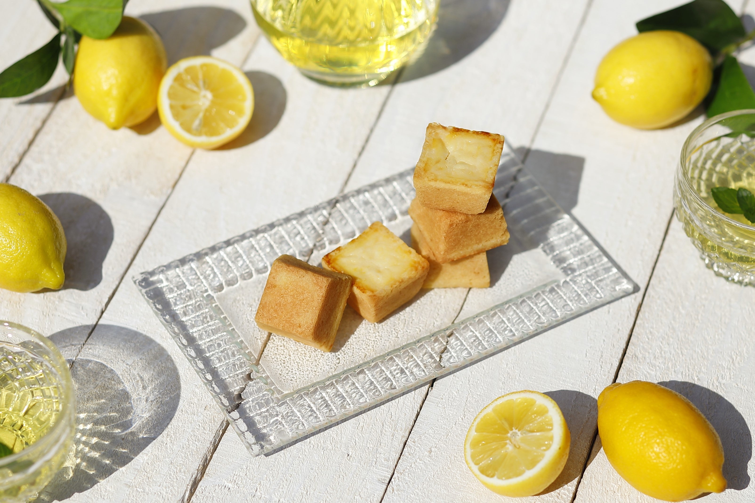  レモンの風味豊かで濃厚なチーズケーキに仕上げました。