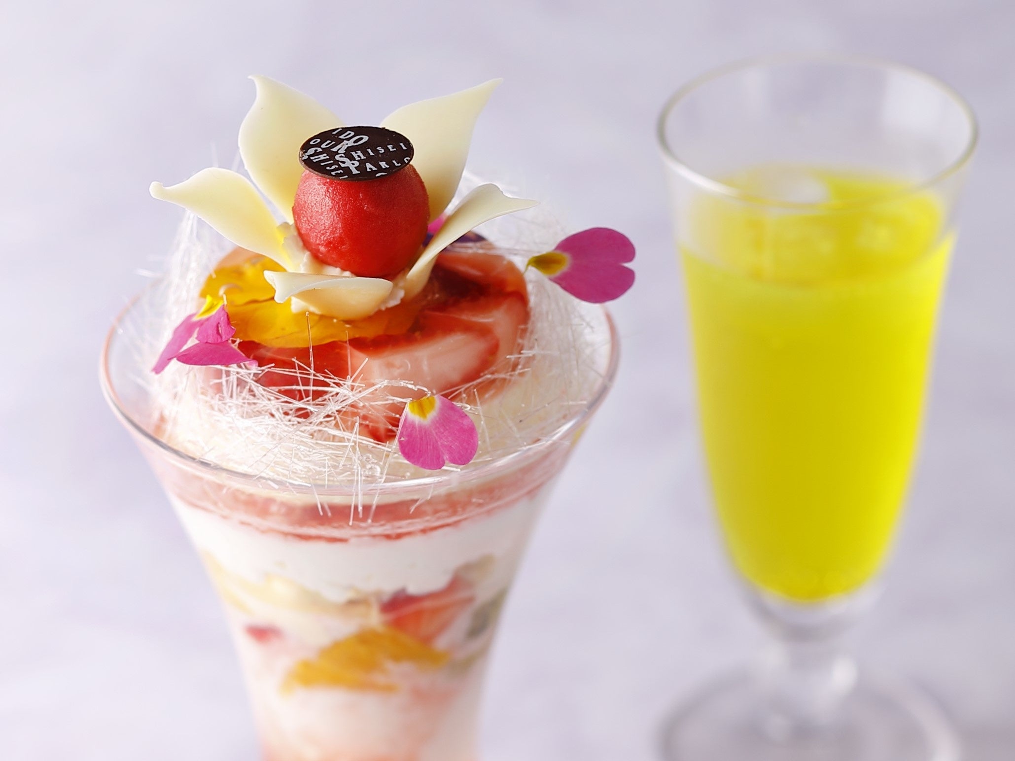 昭和の時代に愛された”花模様のババロア”がパフェスタイルで甦りました。