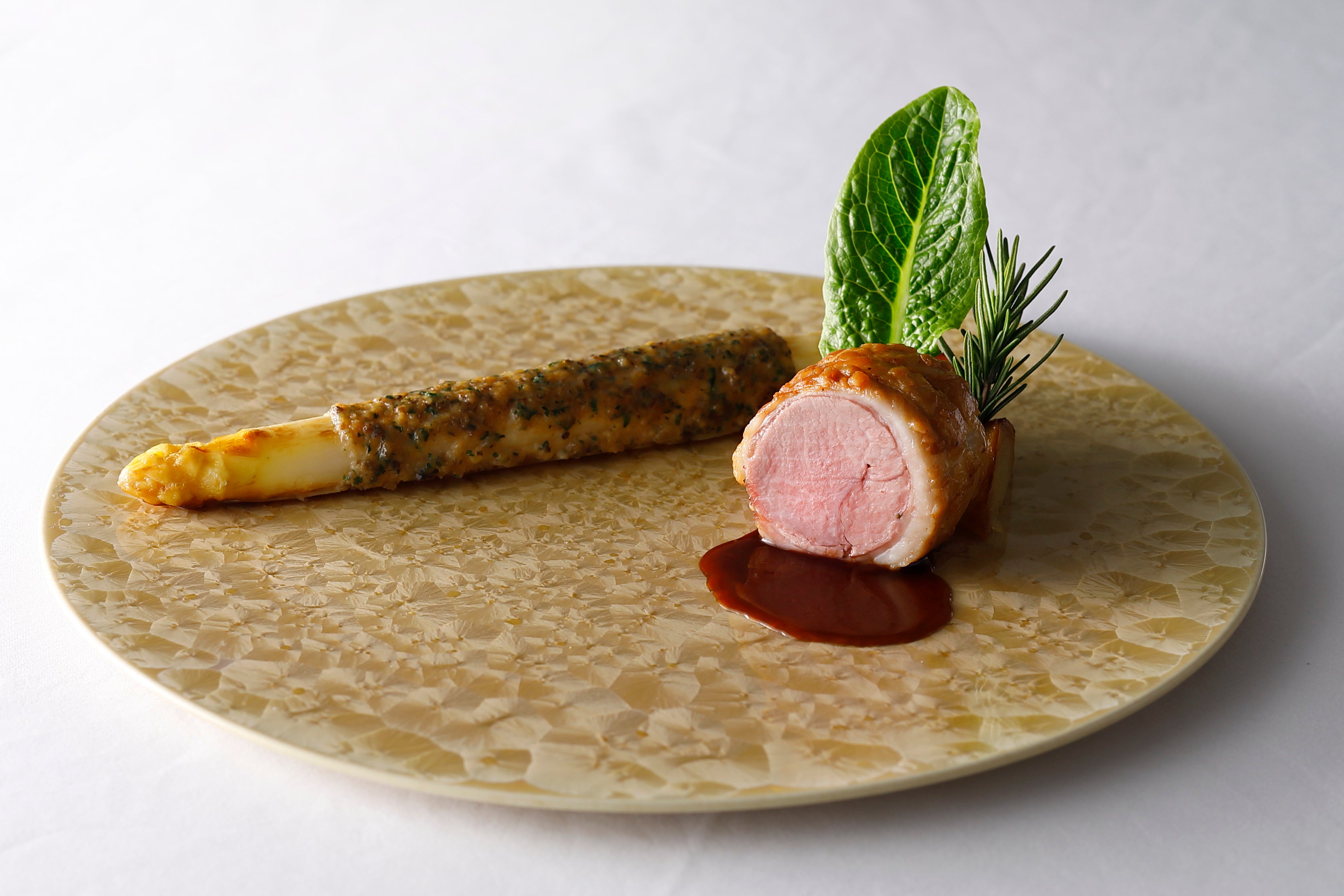 フランス産仔羊鞍下肉のロースト フランス産ホワイトアスパラガスの付け合わせ