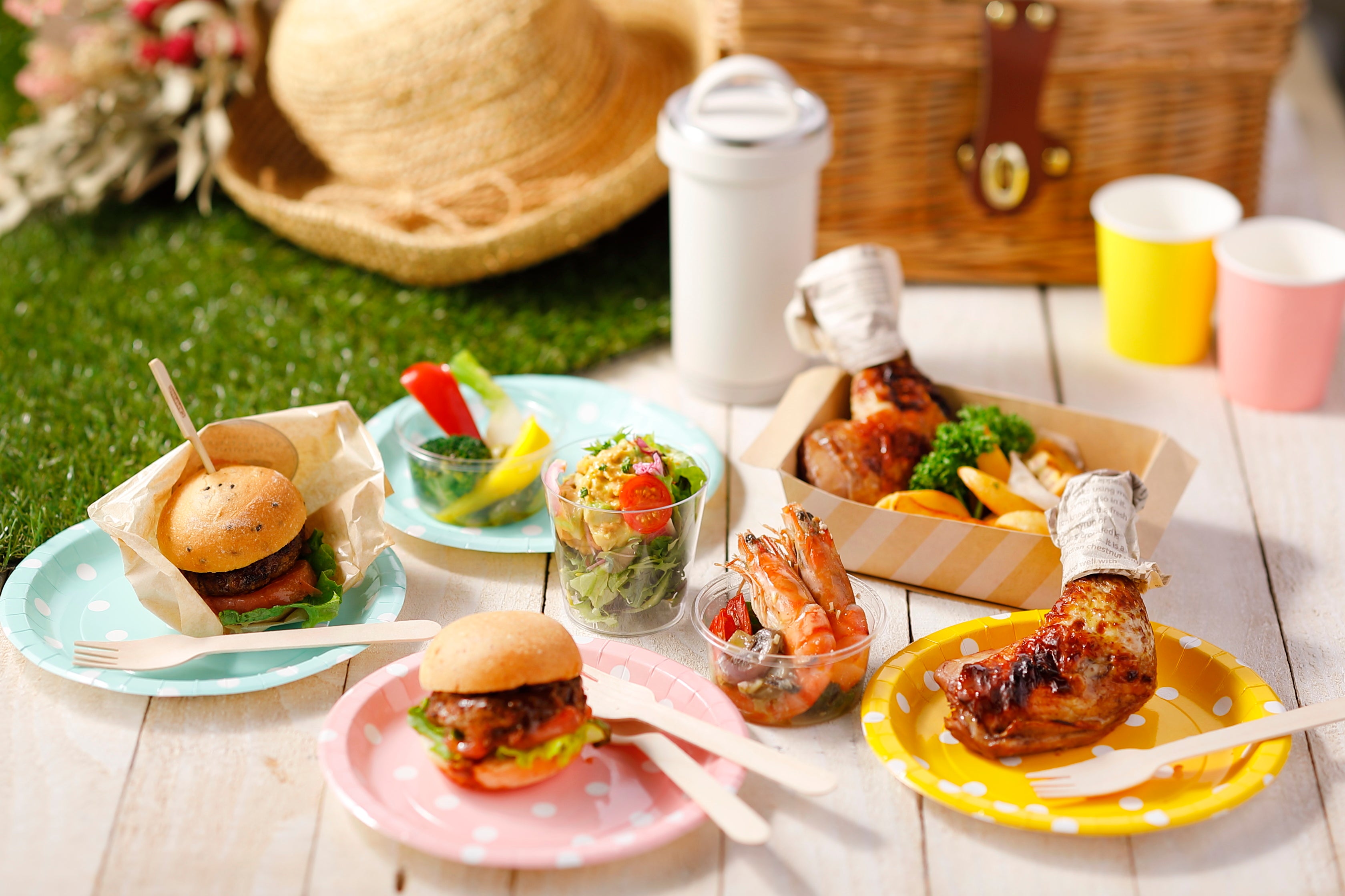 テラス席の陽だまりでピクニック気分を味わって♪　＊写真はイメージです。