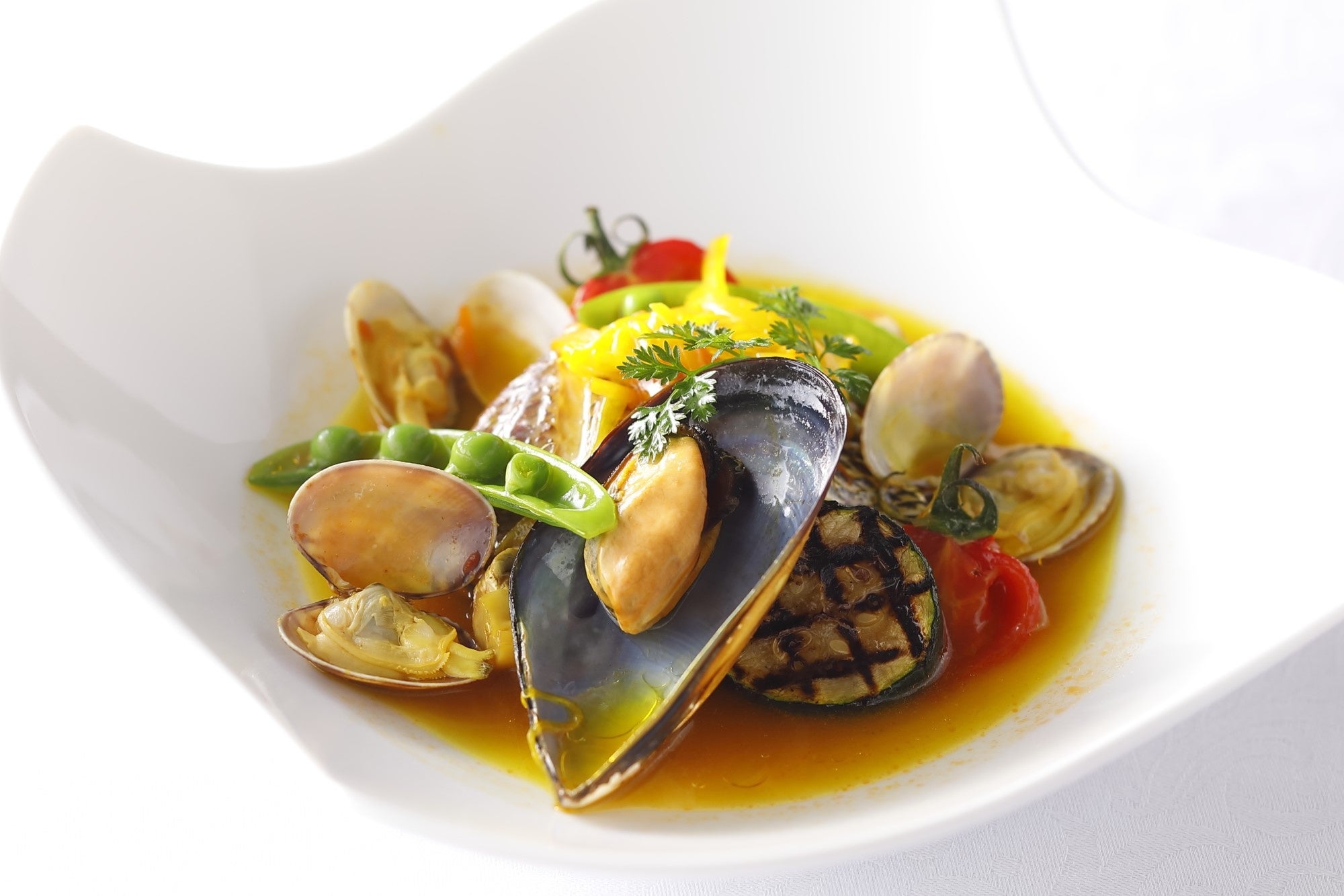 キャセロールで蒸しあげた桜鯛のブイヤベース仕立て