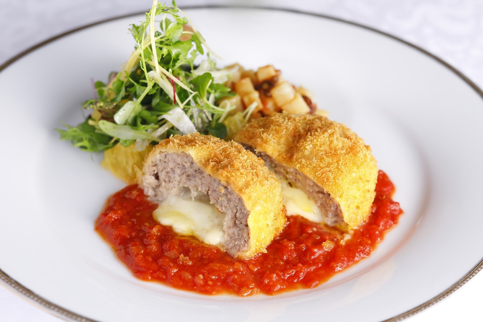 国産仔牛肉のチーズ入りメンチカツ　ポルテュゲーズソース