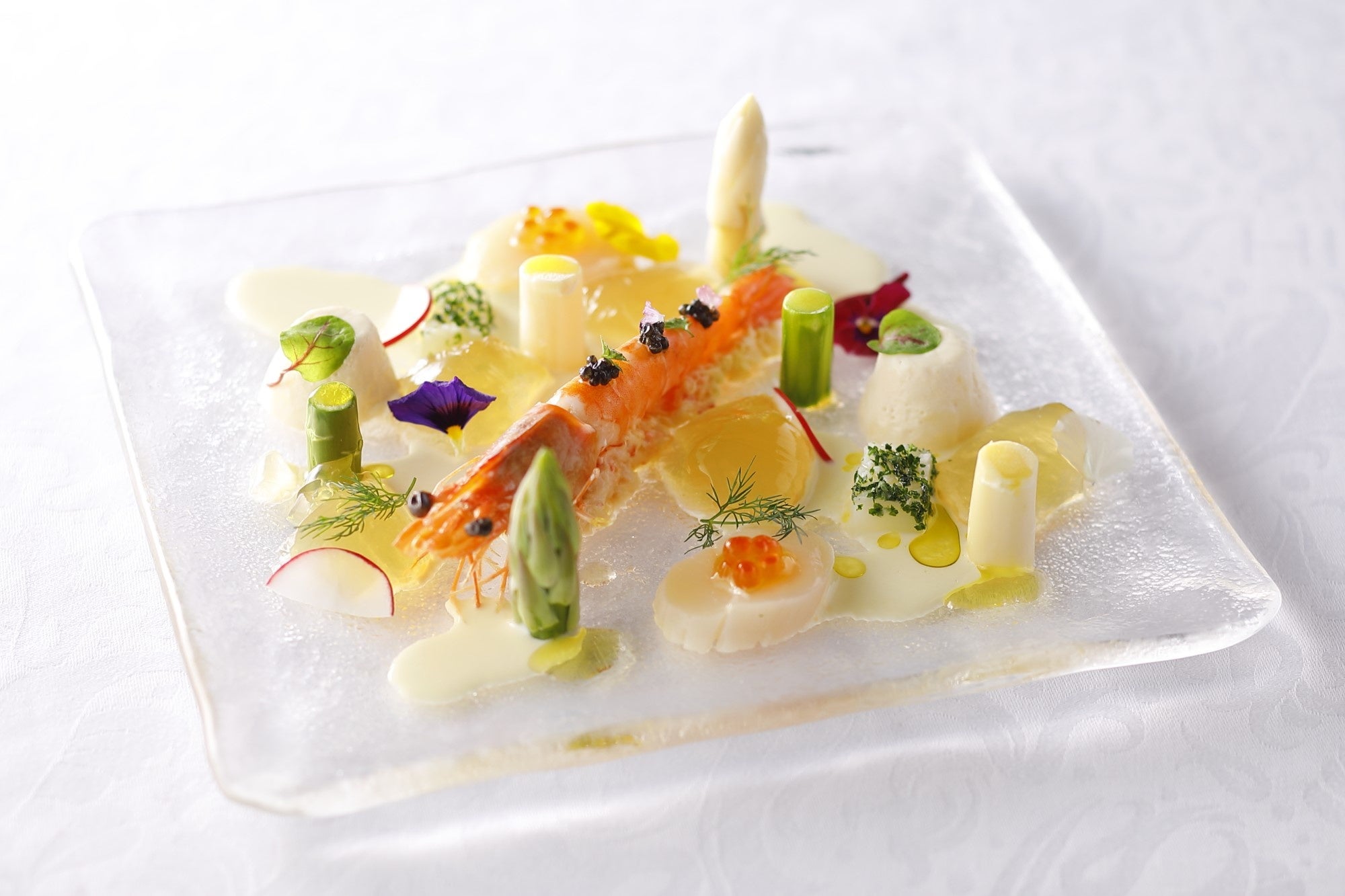 ホワイトアスパラガスのムースと海の幸のカクテルサラダ　コンソメジュレと共に