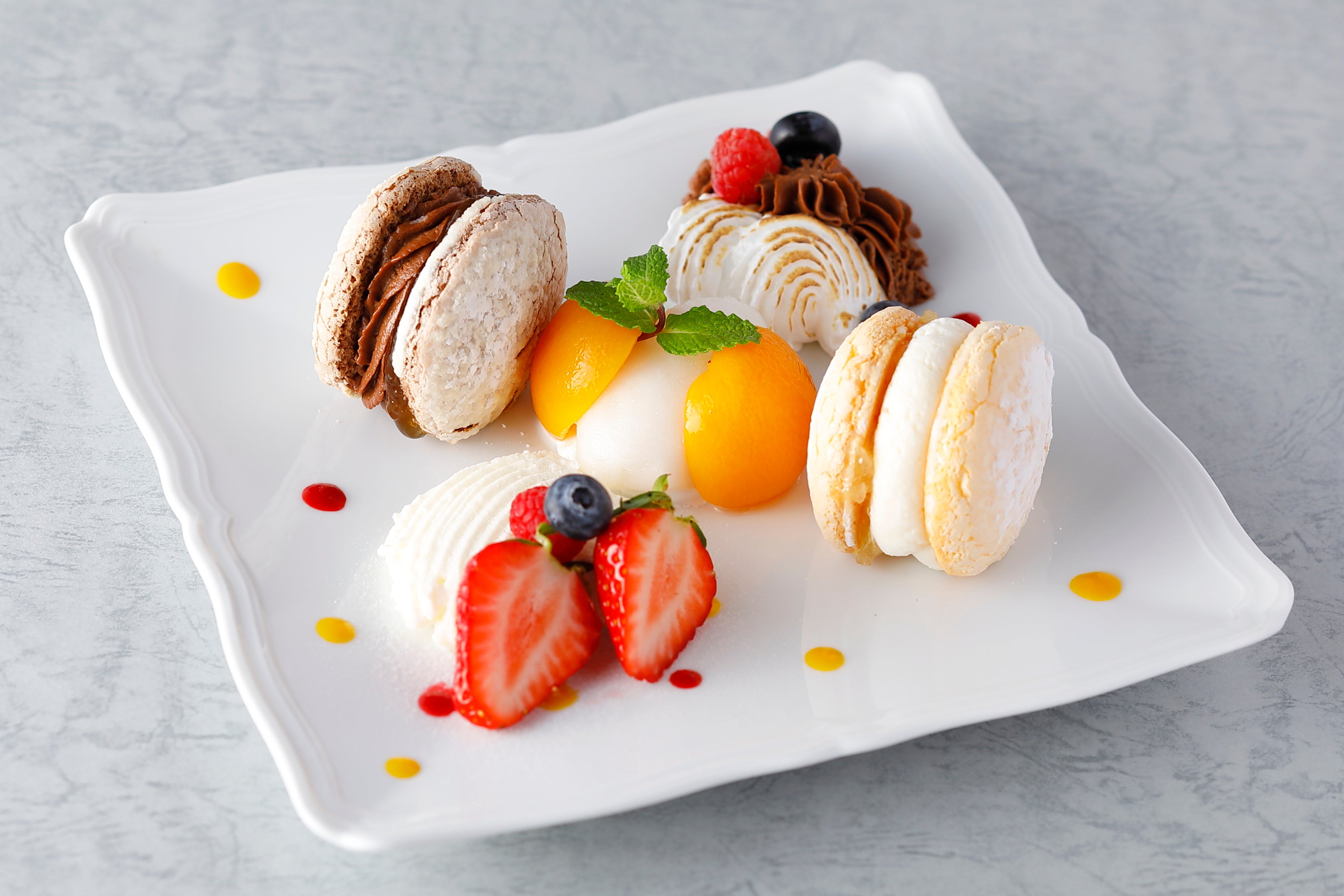 『チーズムースとチョコレーとクリームのブッセ』