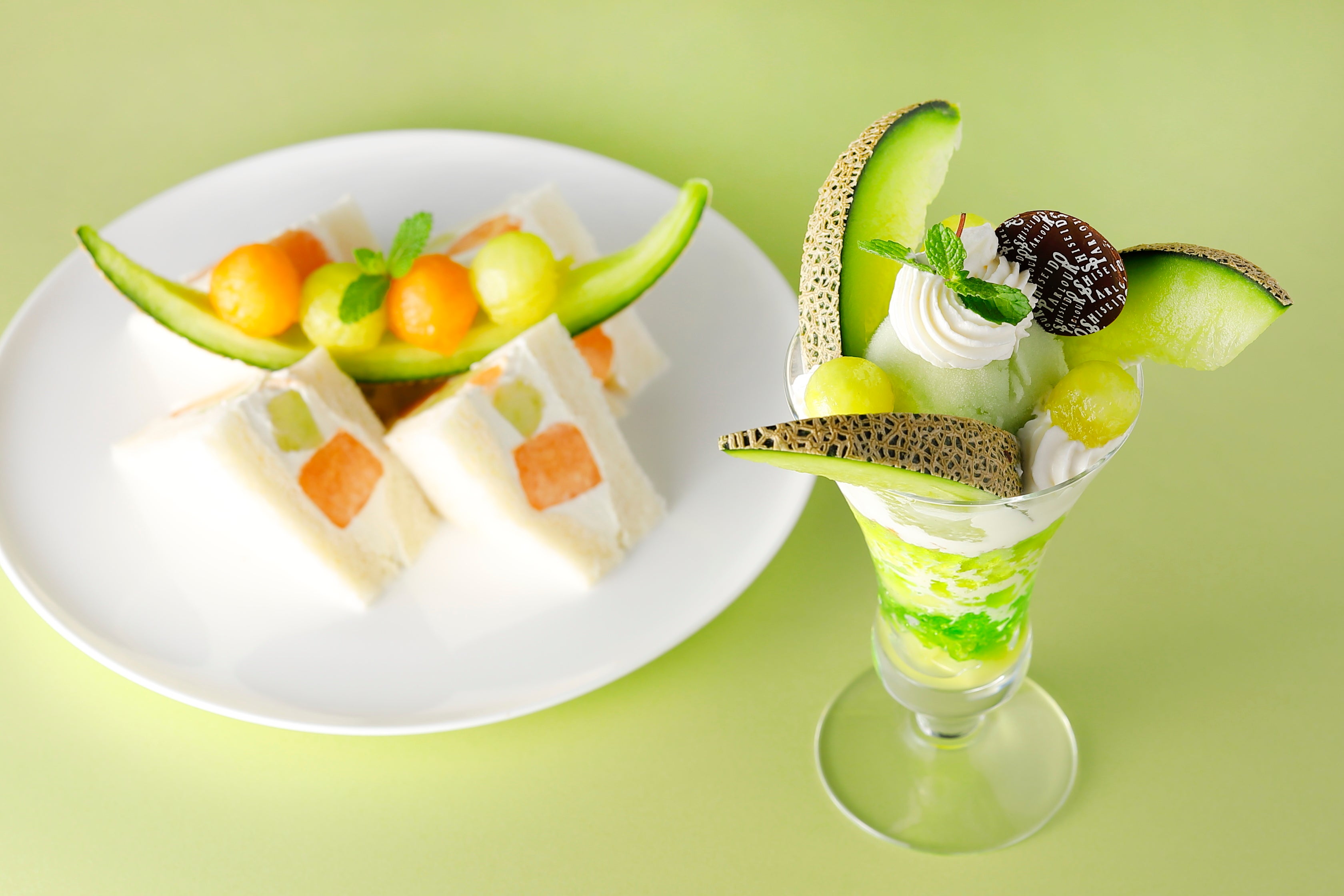 旬の静岡県産マスクメロンを使ったサンドウィッチとパフェ