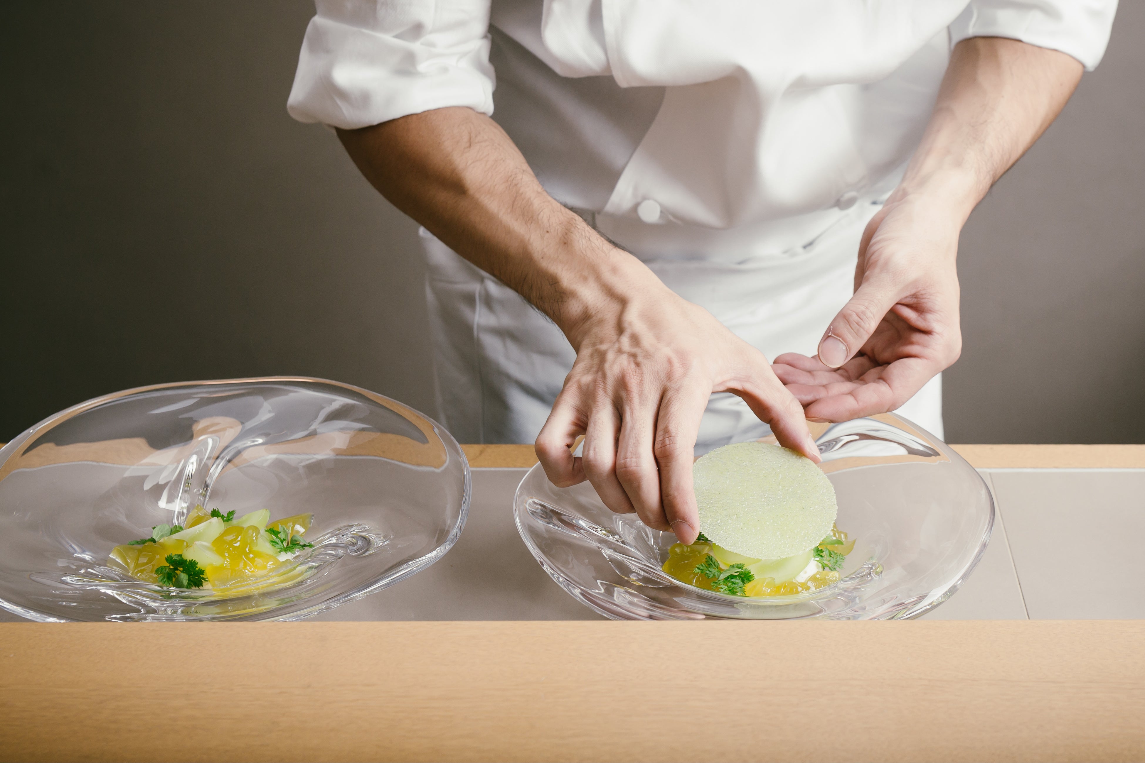 東京 南青山のミニャルディーズ(ひとつまみサイズのお菓子)専門のパティスリー『UN GRAIN (アン グラン)』のシェフパティシエ 昆布智成によるクリエイション