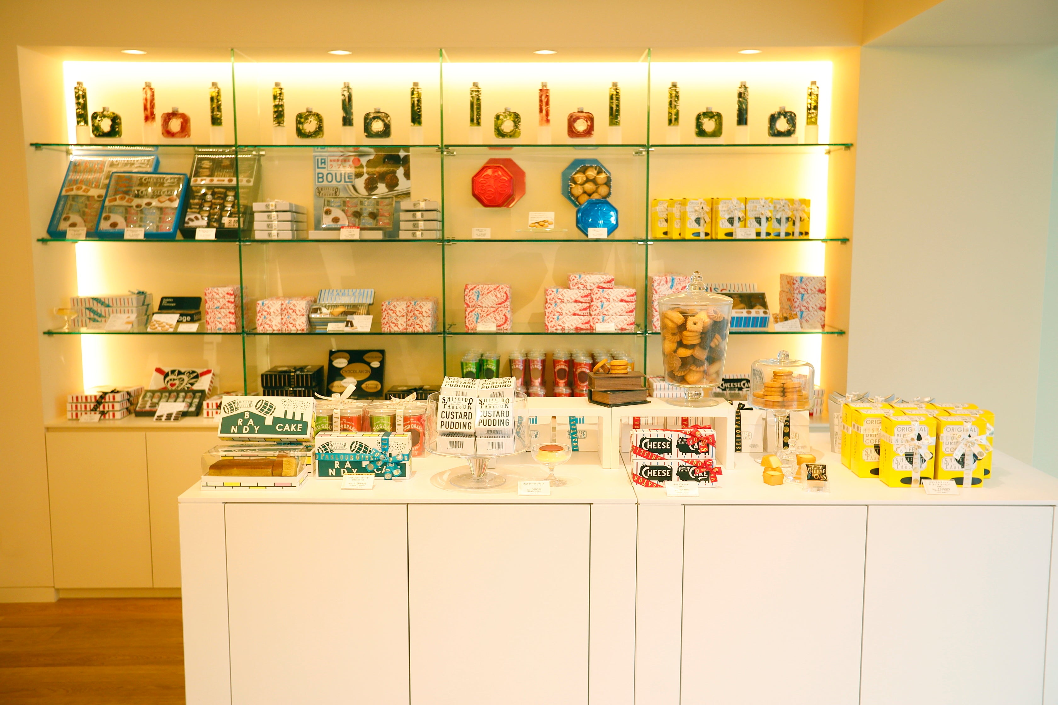 地下の菓子工房で製造された生ケーキや手土産におすすめの洋菓子も充実。