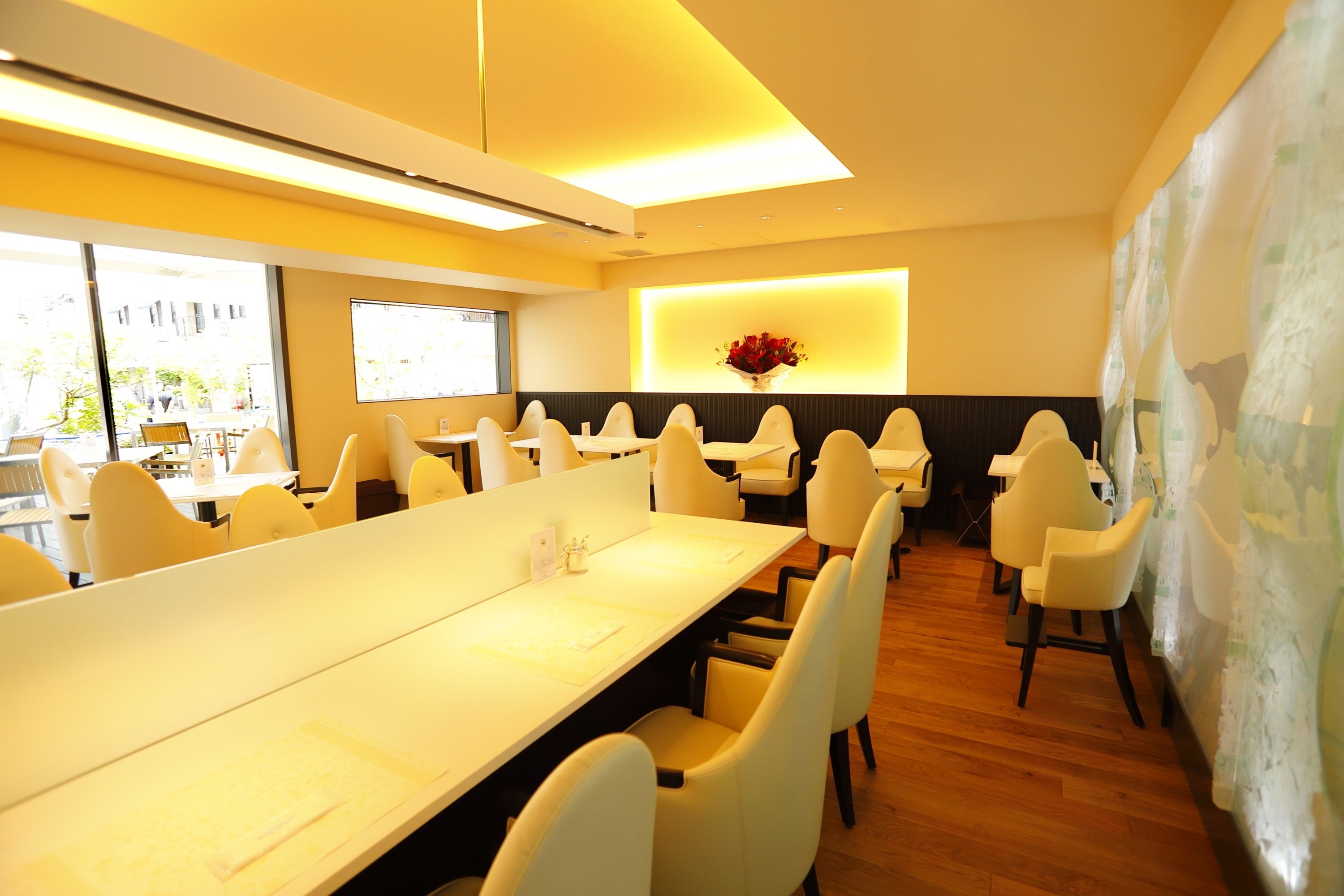 「資生堂パーラー 自由が丘店」の明るい店内