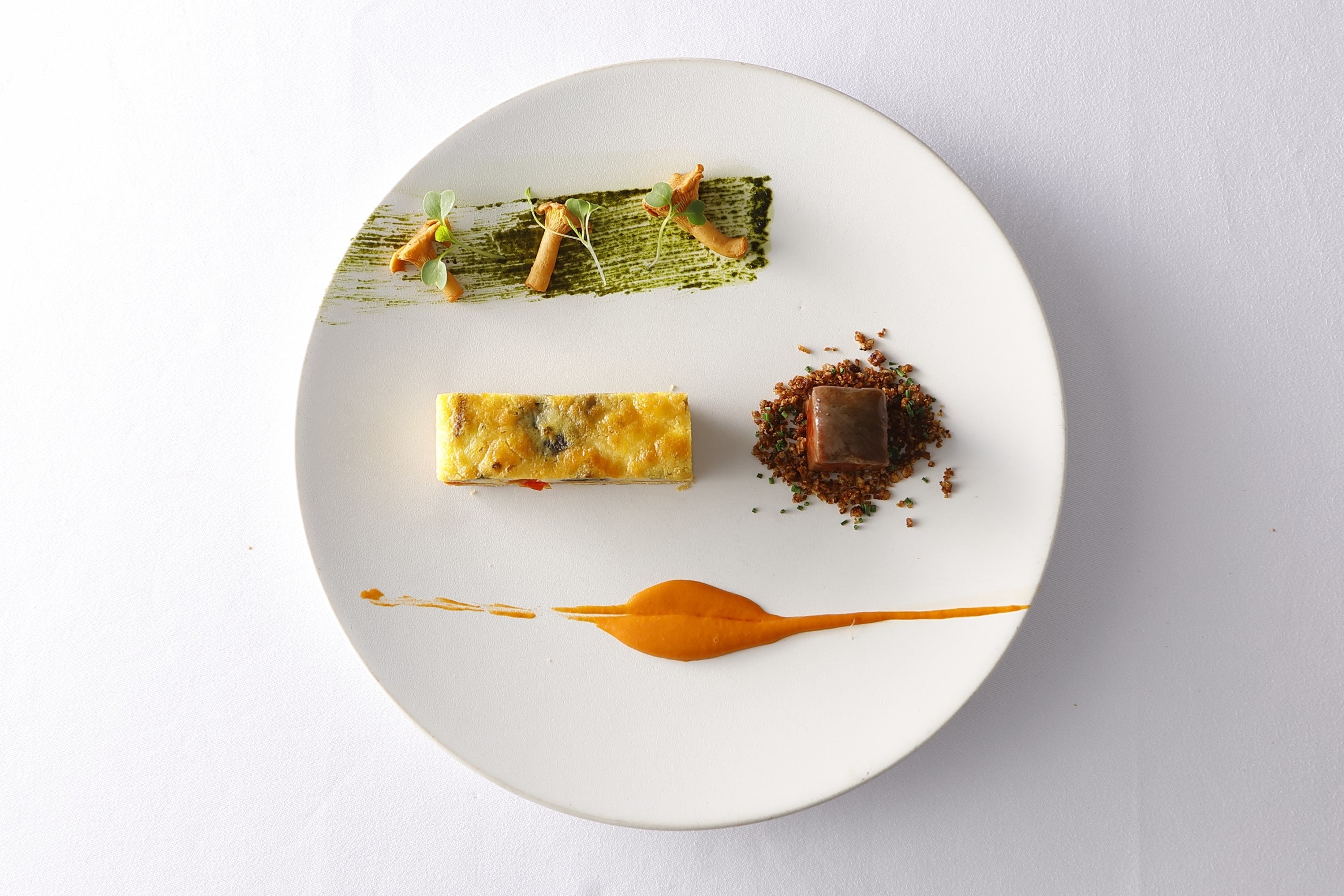 前菜の一品”青森県産仔鴨と初夏野菜のタルト”