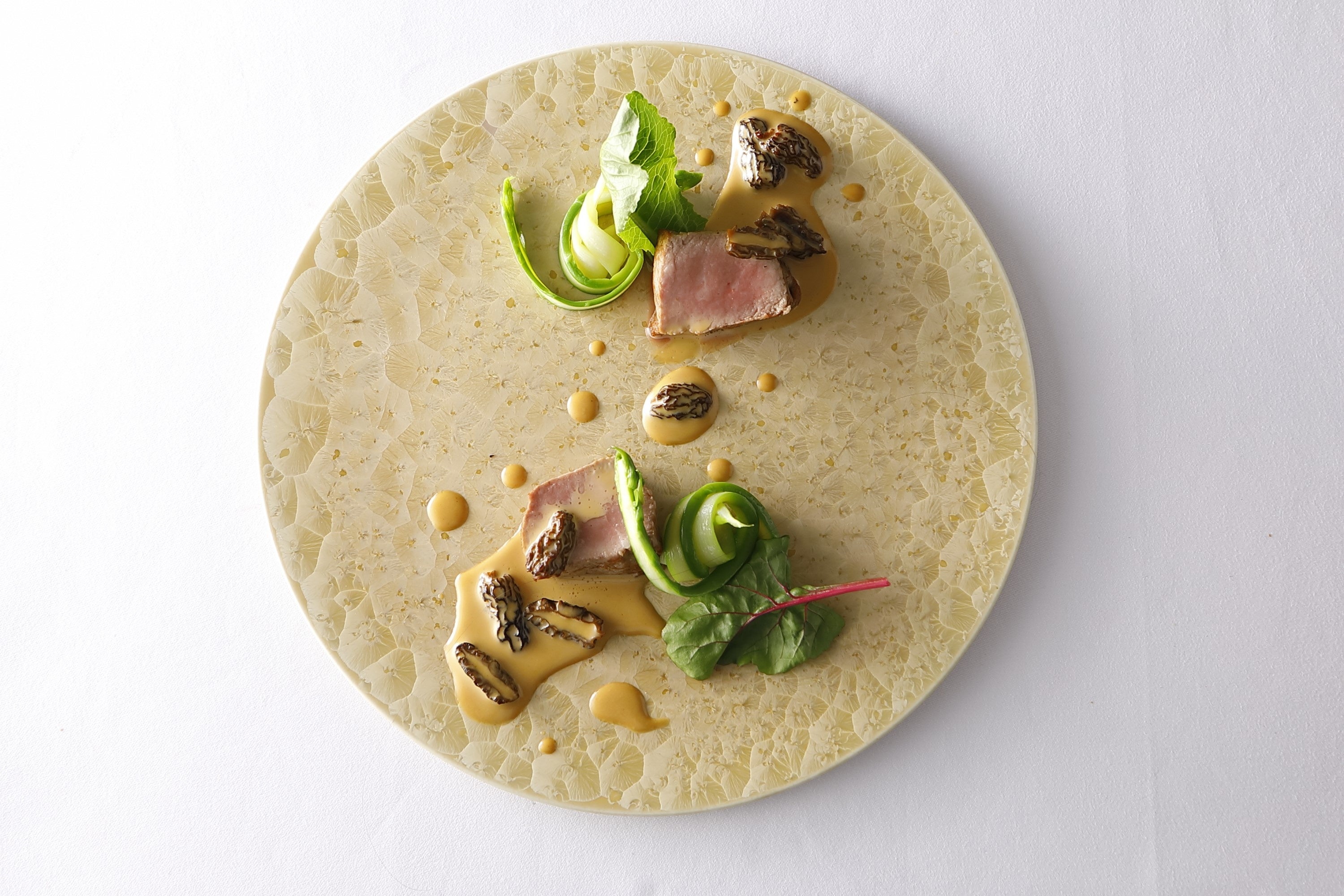 肉料理の一品”フランス産乳飲み仔牛肉のロースト モリーユ茸のソース”