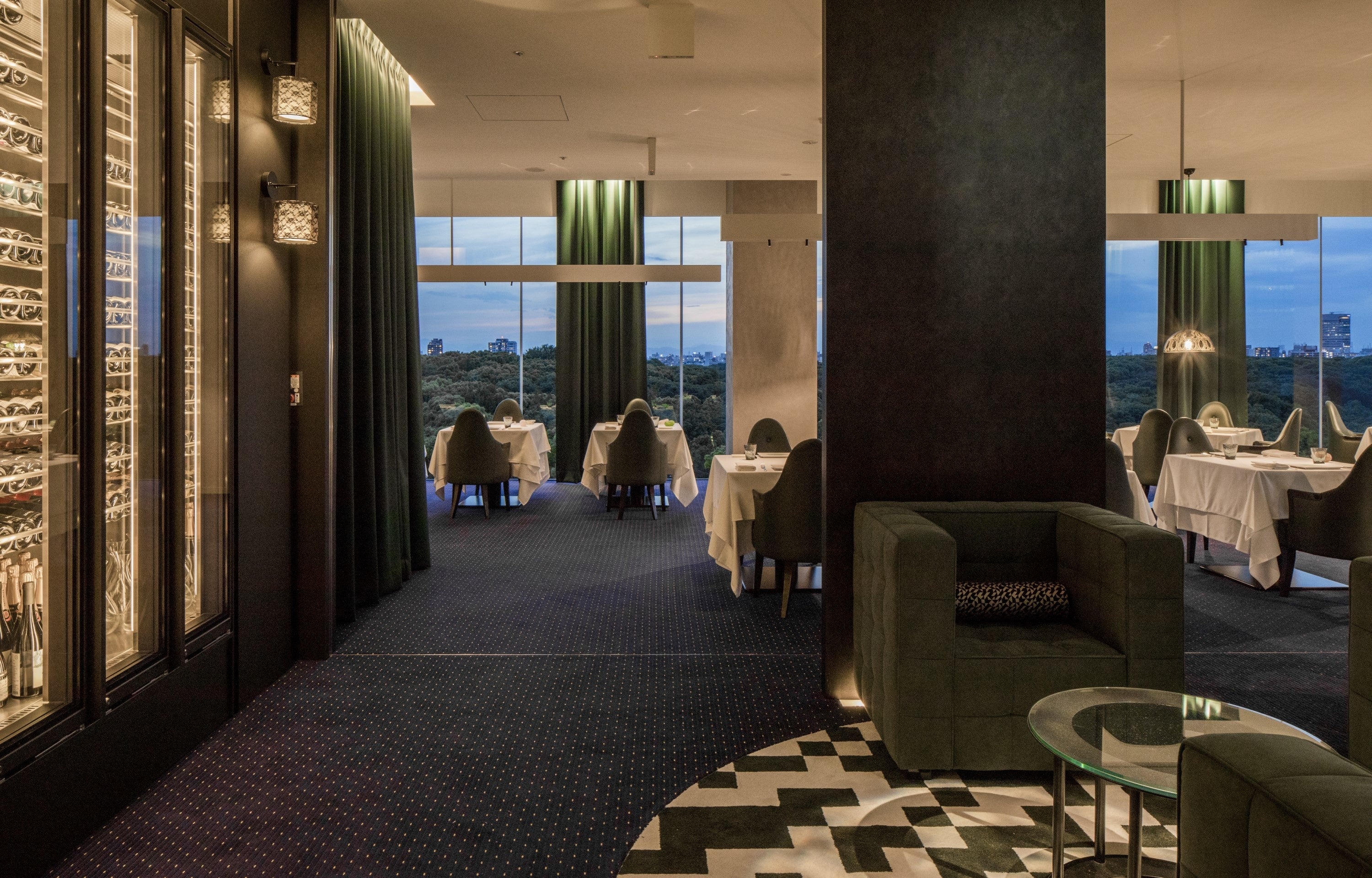 ラウンジからワインセラーの横を抜けると明治神宮の杜のパノラマが広がります。