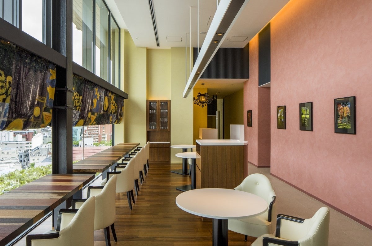 赤坂方面を望むカウンター席のあるラウンジ