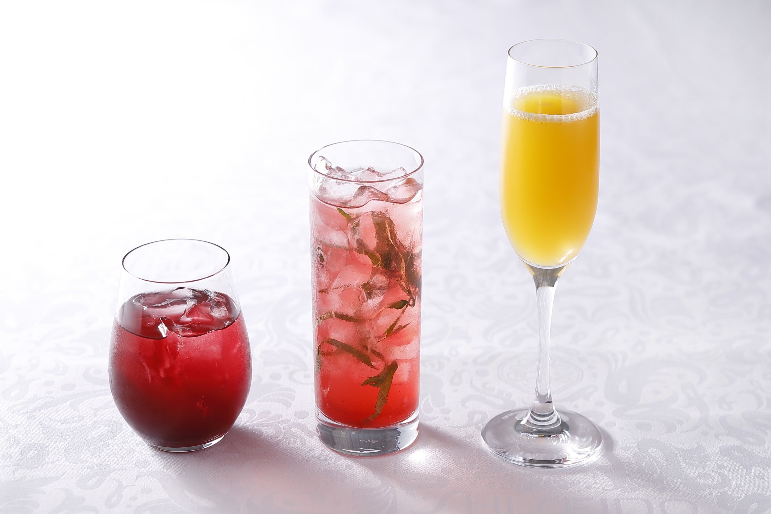 写真左から　”グレープビネガー ブリーズ”　”ストロベリービネガーと紫蘇のモヒート”　”ビア オレンジ サワー”