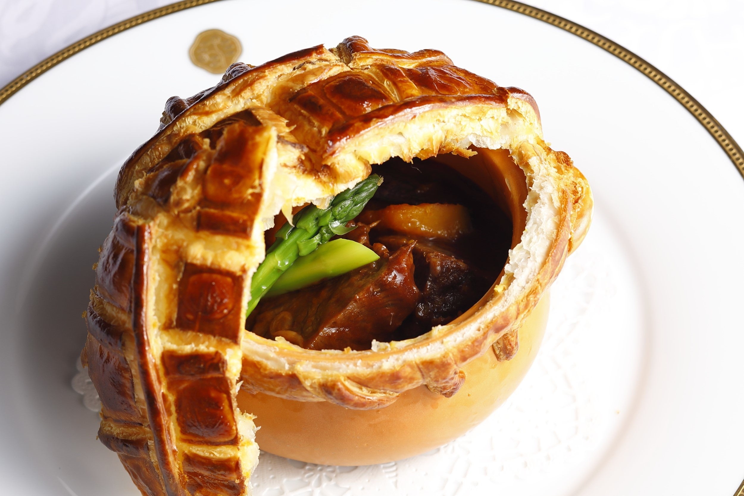 パイで覆った博多和牛のホホ肉のシチュー