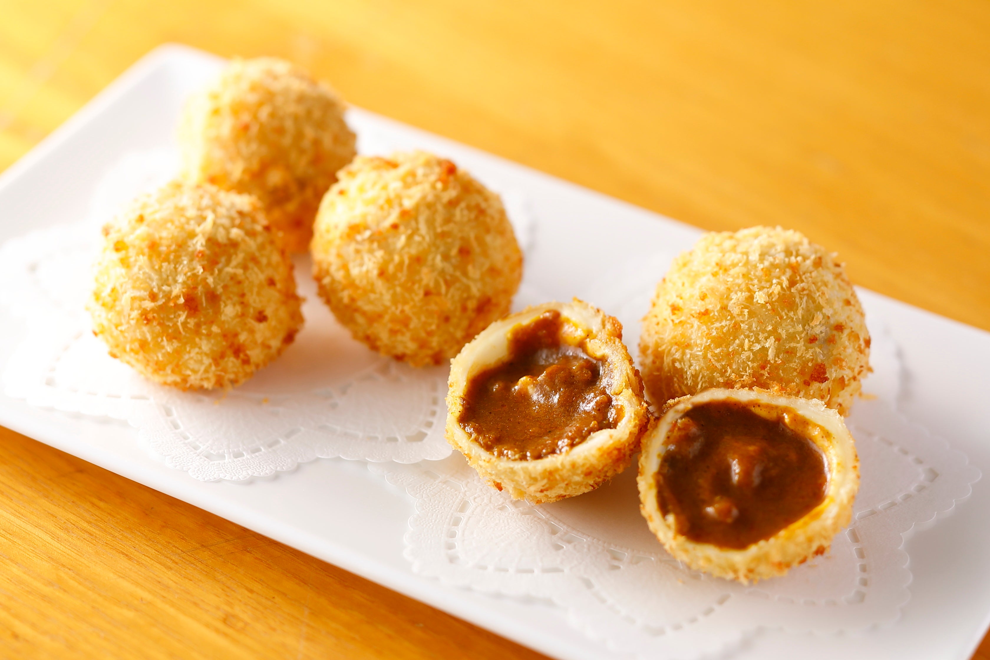 もちもちとした食感の生地と資生堂パーラー伝統のカレーソースで仕上げたポークカレーの味わいがくせになります。