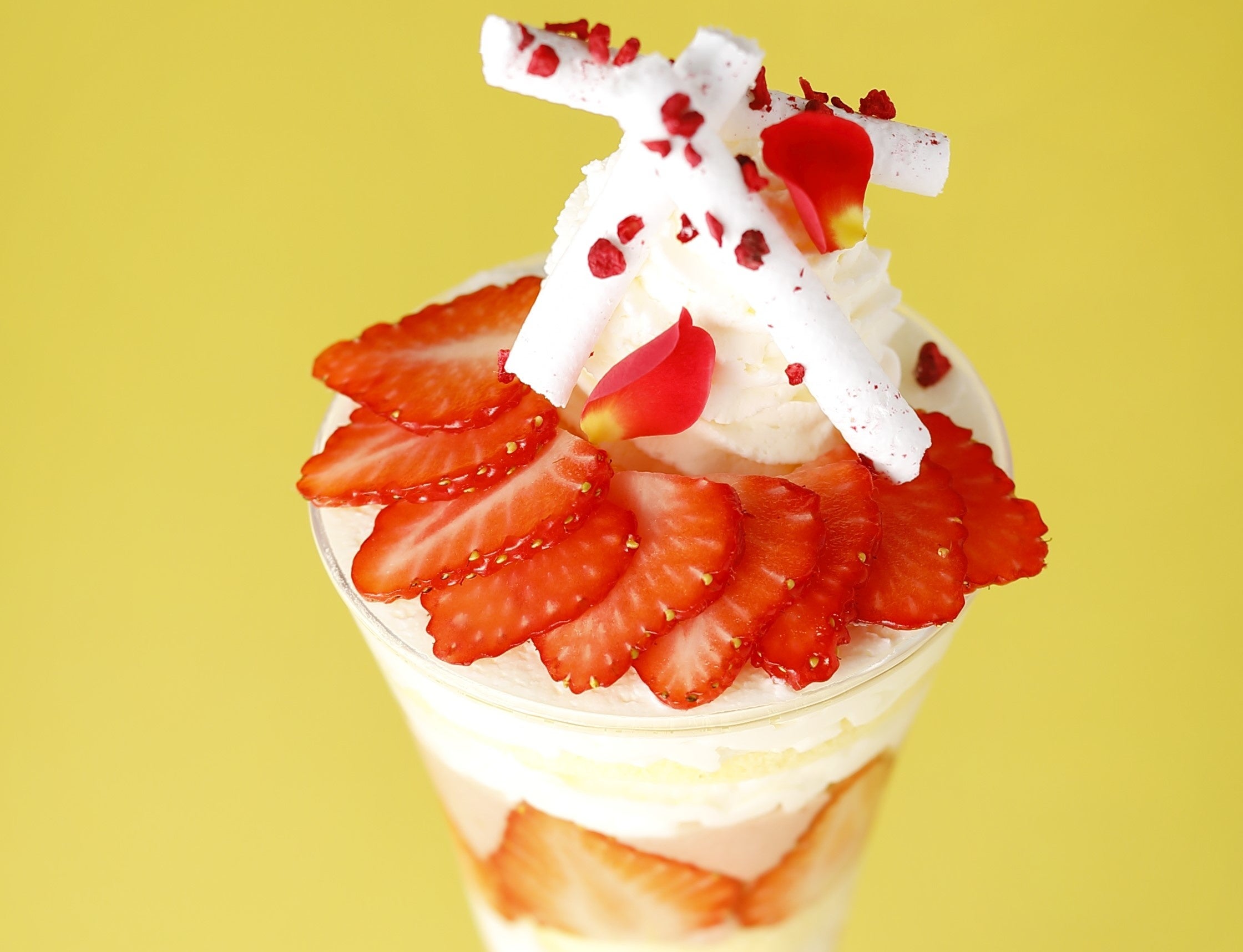 グラスの中で完成させた夏いちごのカット面が美しいショートケーキのパフェ。