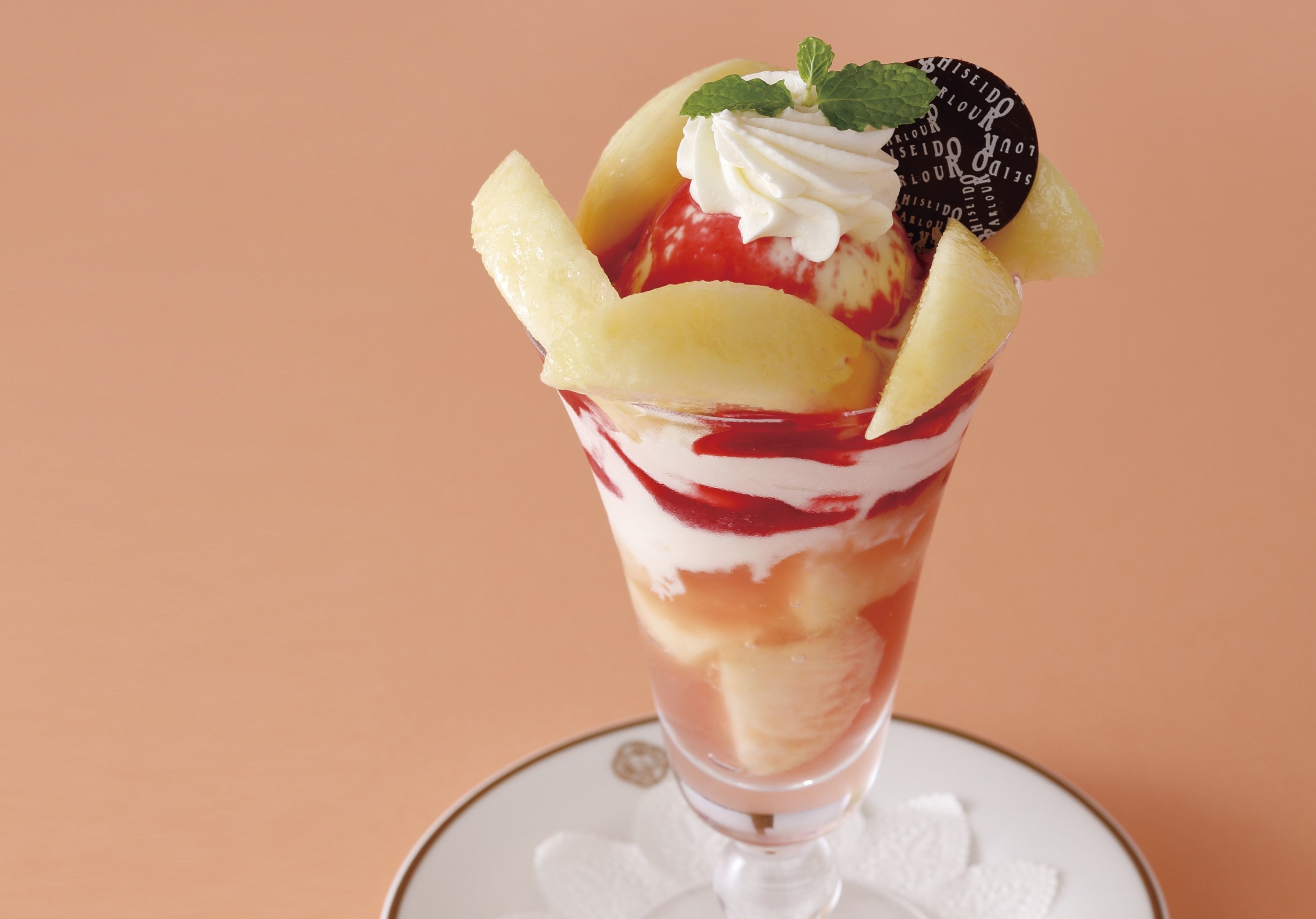 『和歌山県産“あら川の桃”のパフェ』