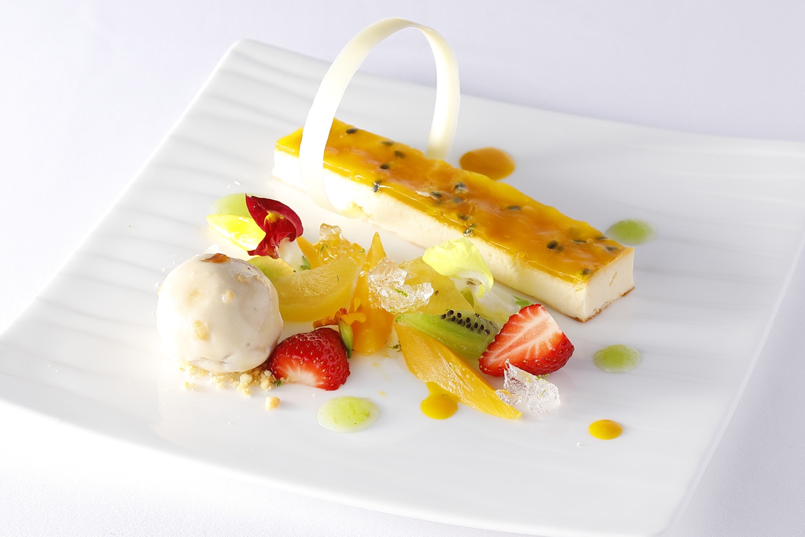 『リコッタチーズのリリコイ 香ばしいマカダミアナッツ入り キャラメルアイスクリームを添えて』