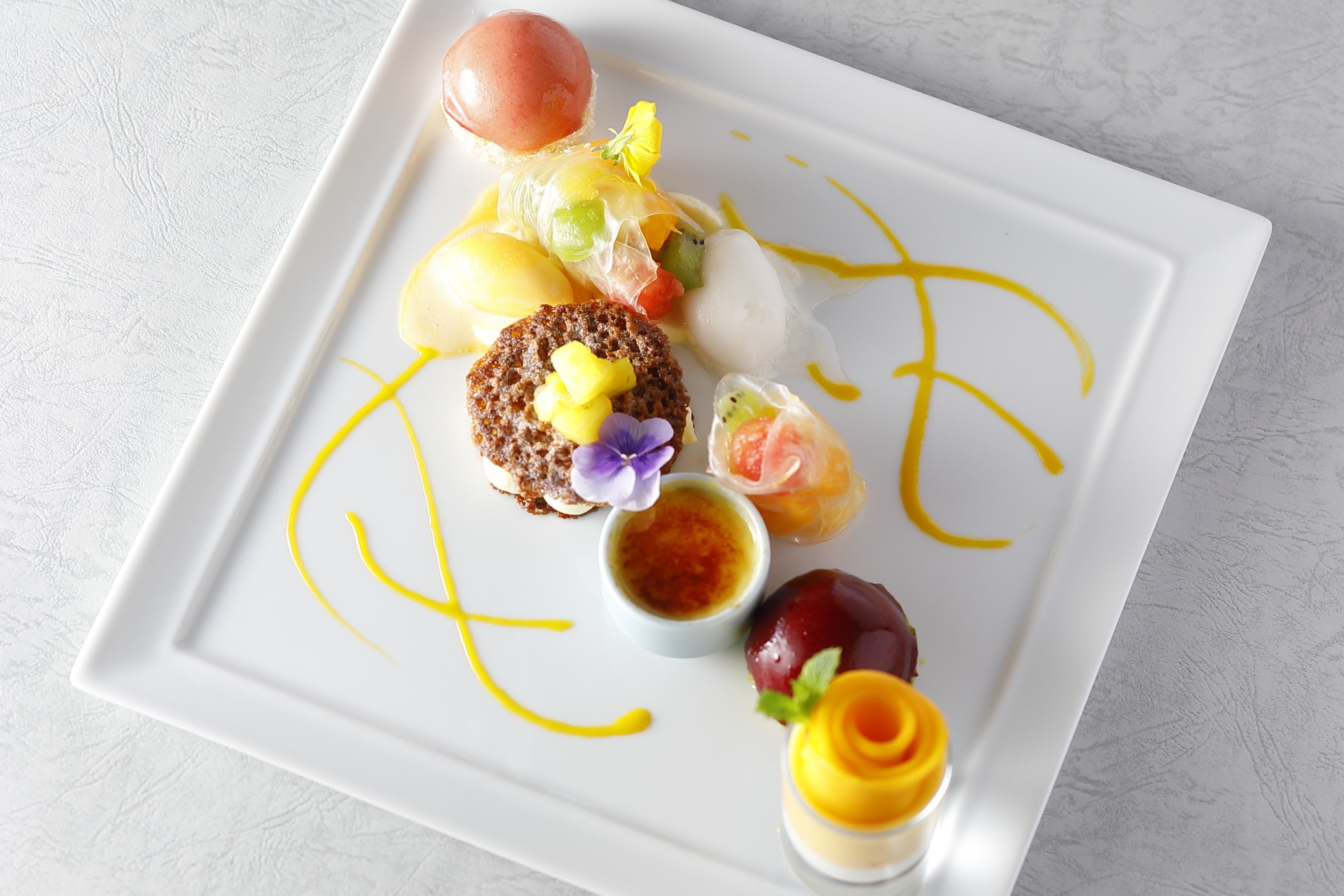 夏をイメージして仕立てたデセールヴァリエーションでお届けします。