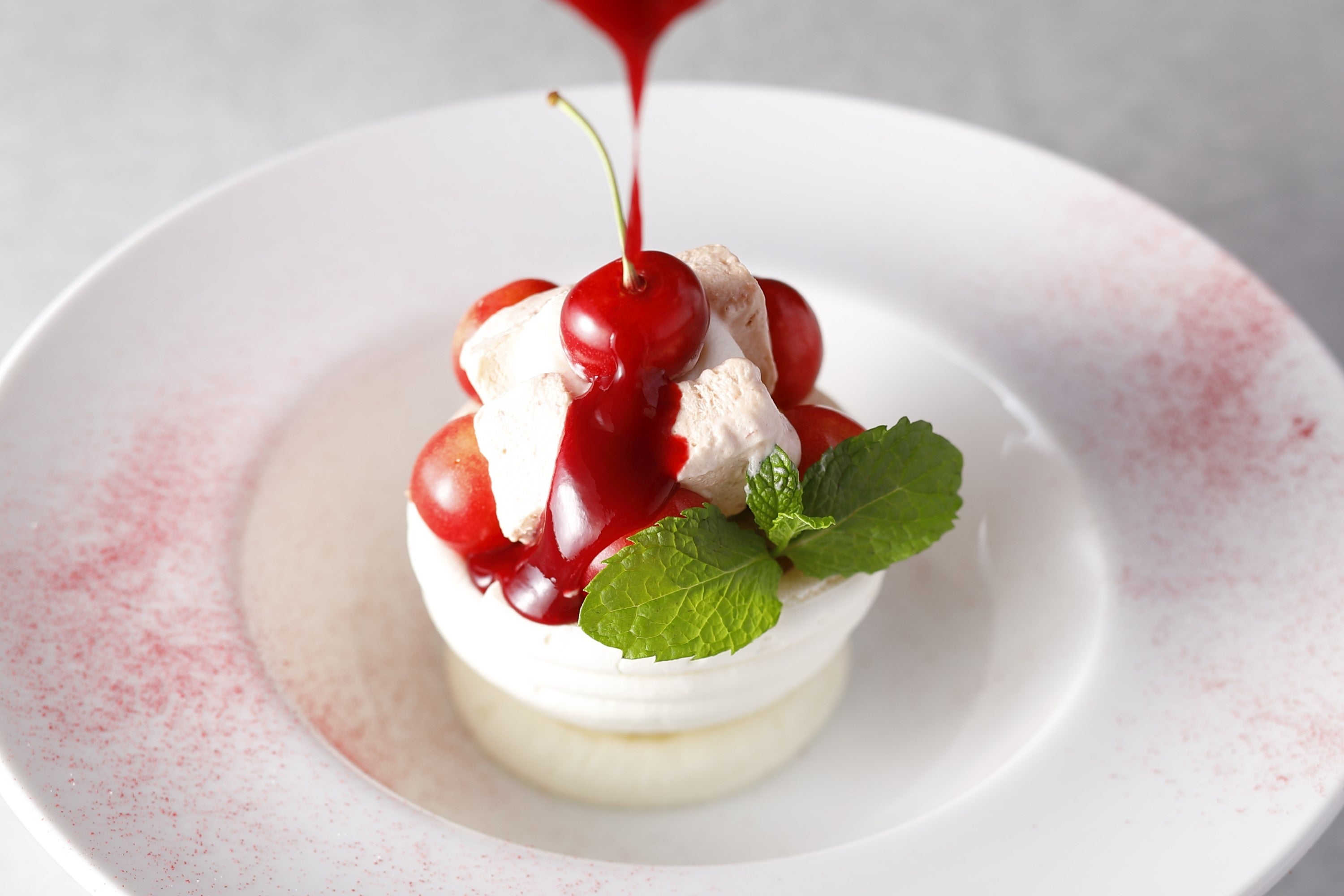 旬のさくらんぼが主役の夏らしい涼しげな味わいをお楽しみください。