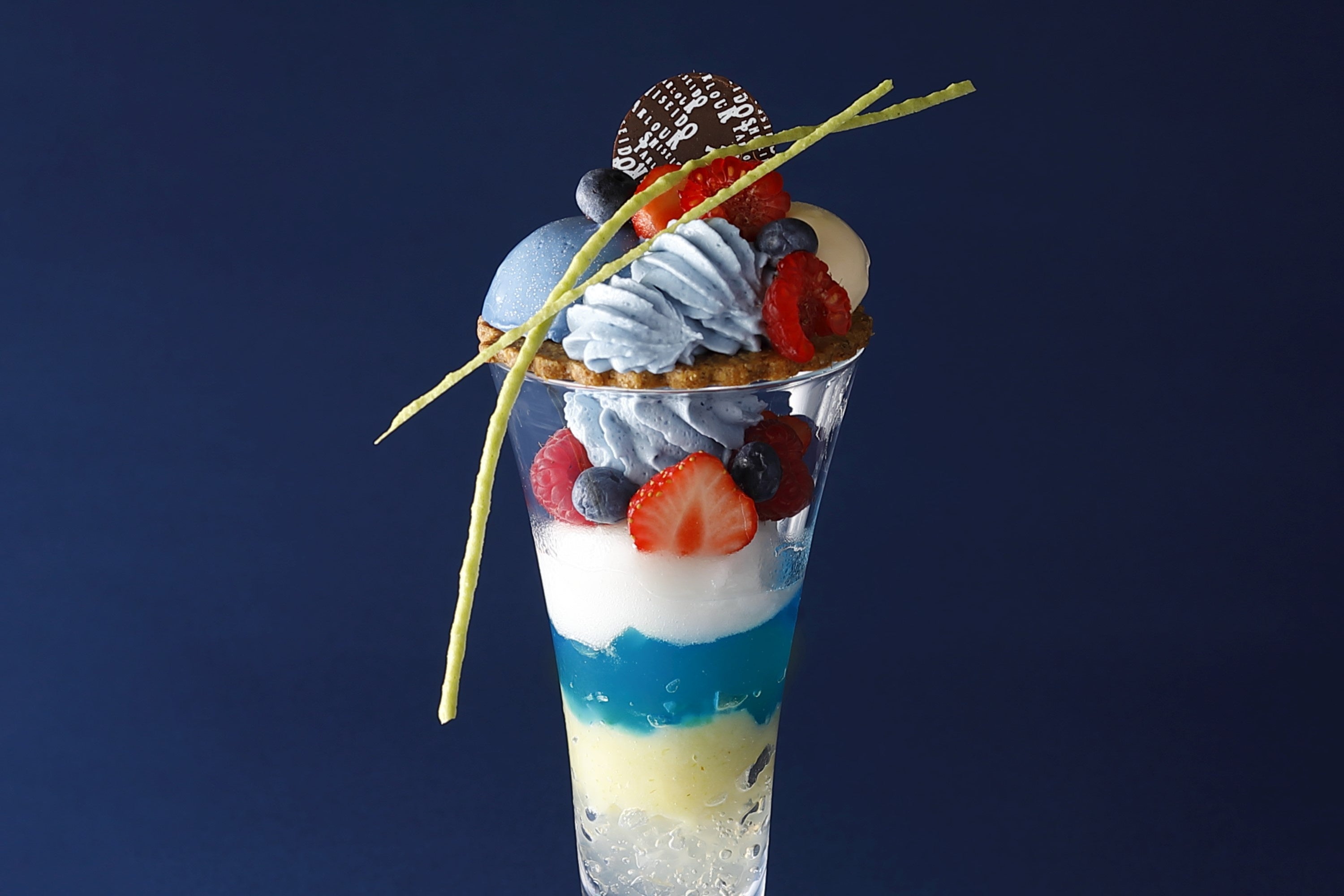 ”新橋色”が流行った頃の新橋芸者の小粋で華やかな振る舞いをイメージしたパフェ