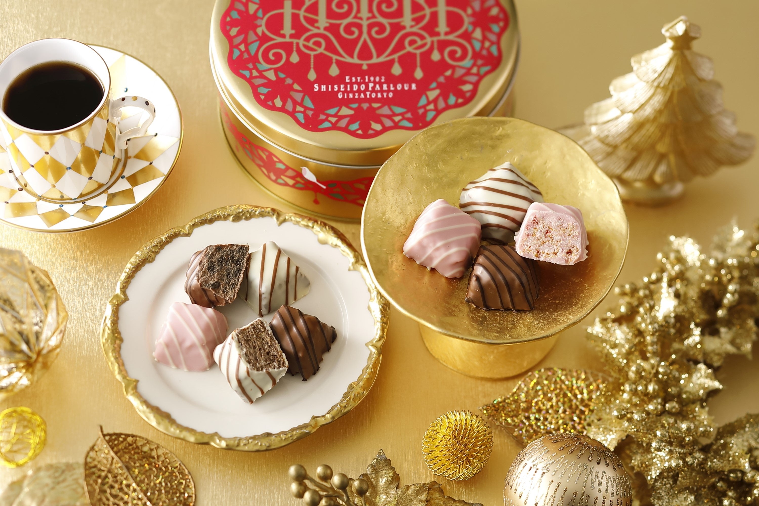 華やかなパーティーの始まりを告げるシャンデリアの明かりをモチーフにしたきらめく缶に 3 種類のクランチチョコレートを詰め合わせました