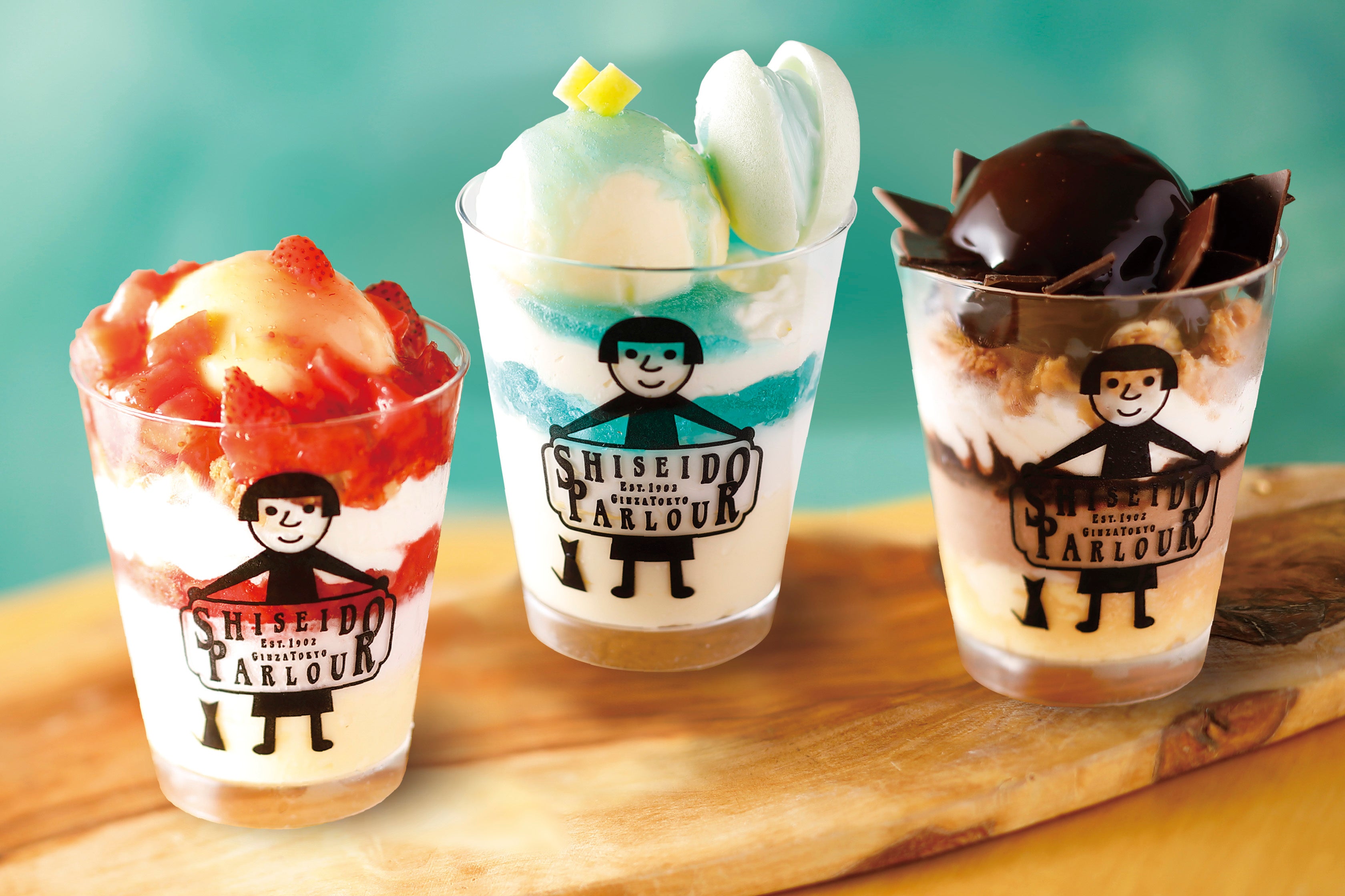 おさんぽパフェ　＊左から、ストロベリー、新橋色、チョコレート