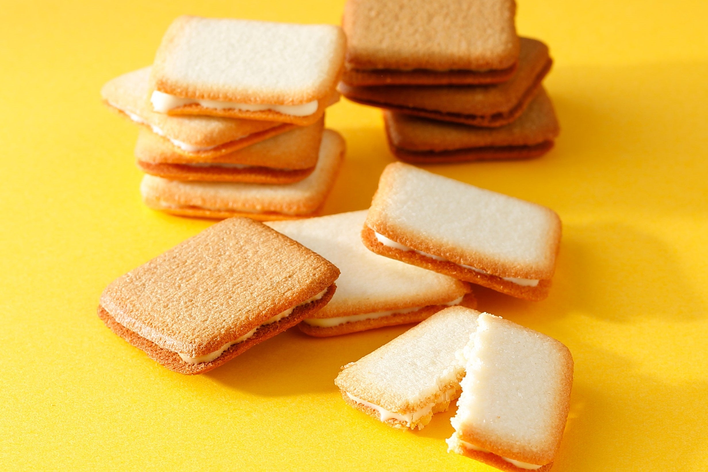 さくっと軽い口あたりのクッキーでベルギー産チョコレートをサンドした「ラング ド シャ」