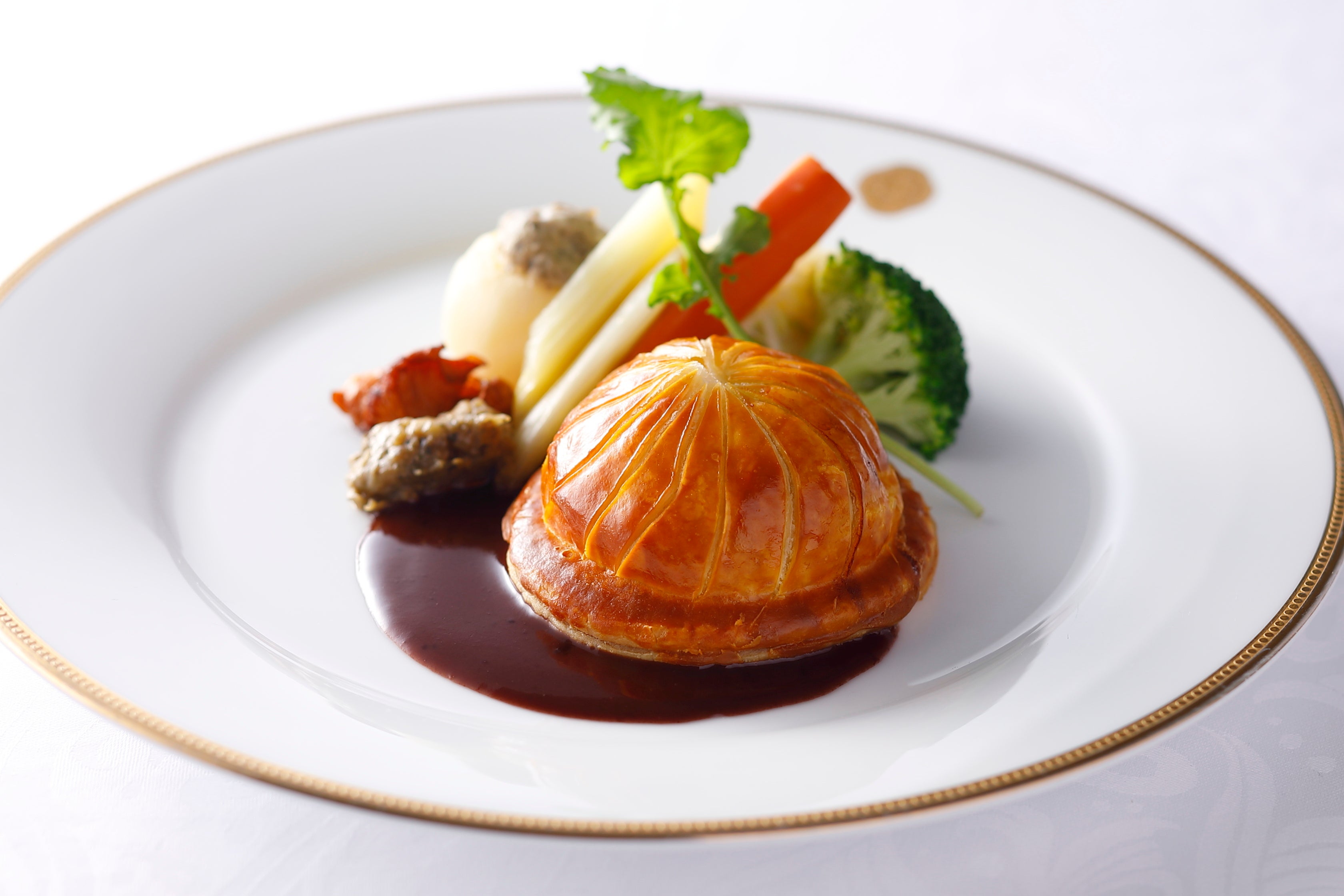 青森シャモロックと津軽鴨のパイ包み焼き　赤ワインソース